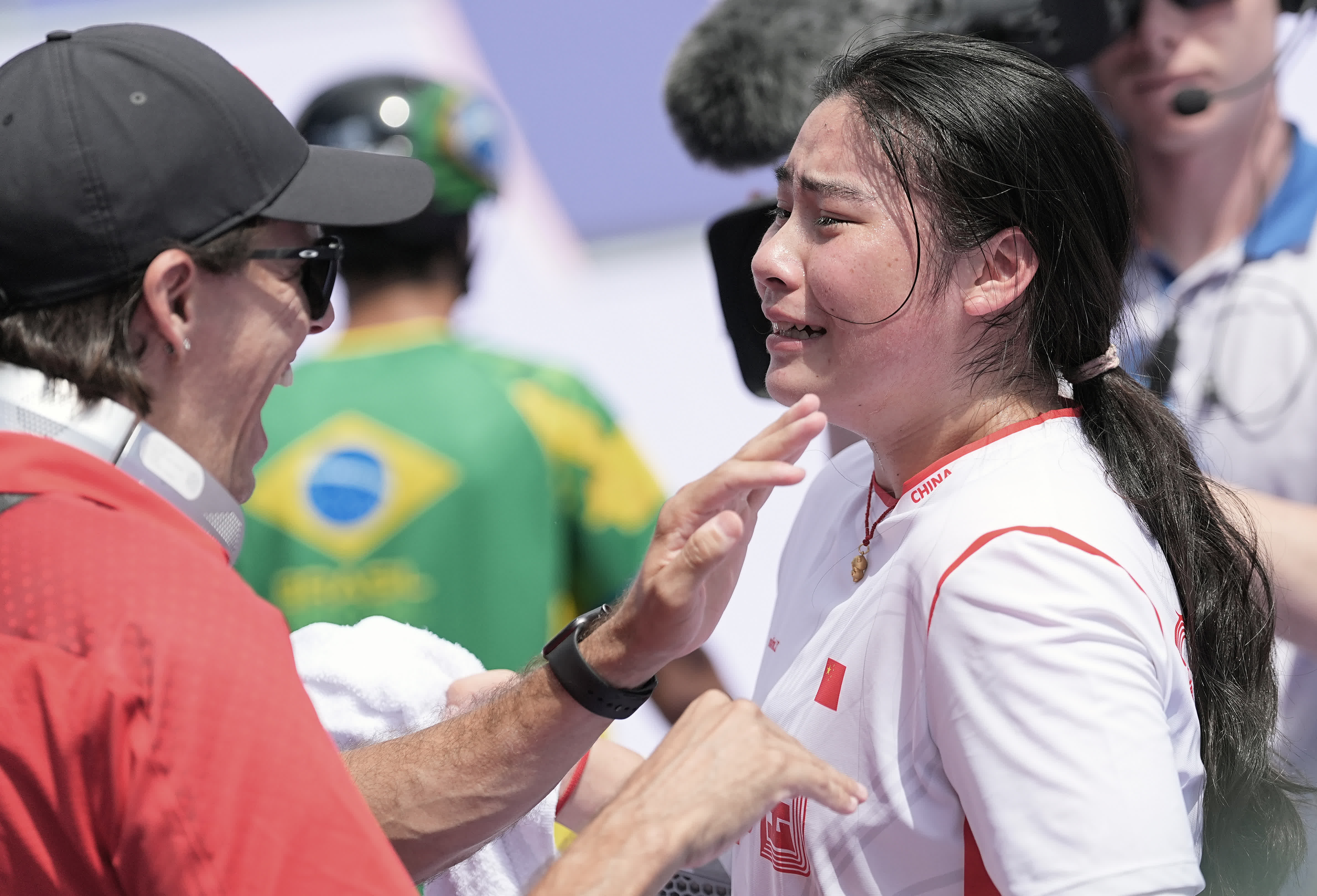 7月31日，鄧雅文（右）在奪冠後激動落淚。（新華社）