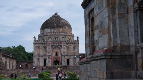 印度：遊客在新德里洛迪花園內遊覽