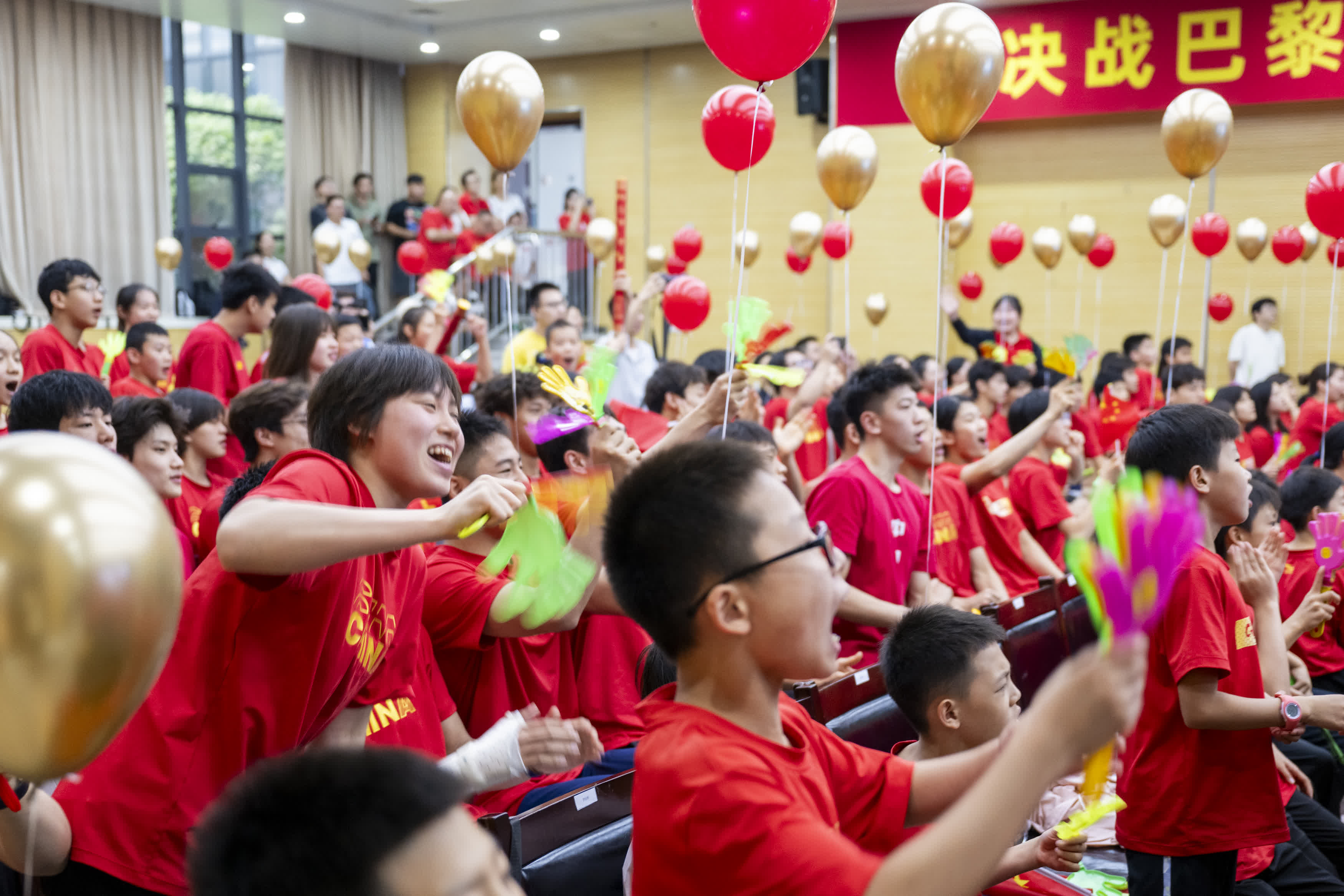 王宗源家人及部分湖北體育界人士來到湖北省奧體中心收看決賽直播，為王宗源加油。新華社
   