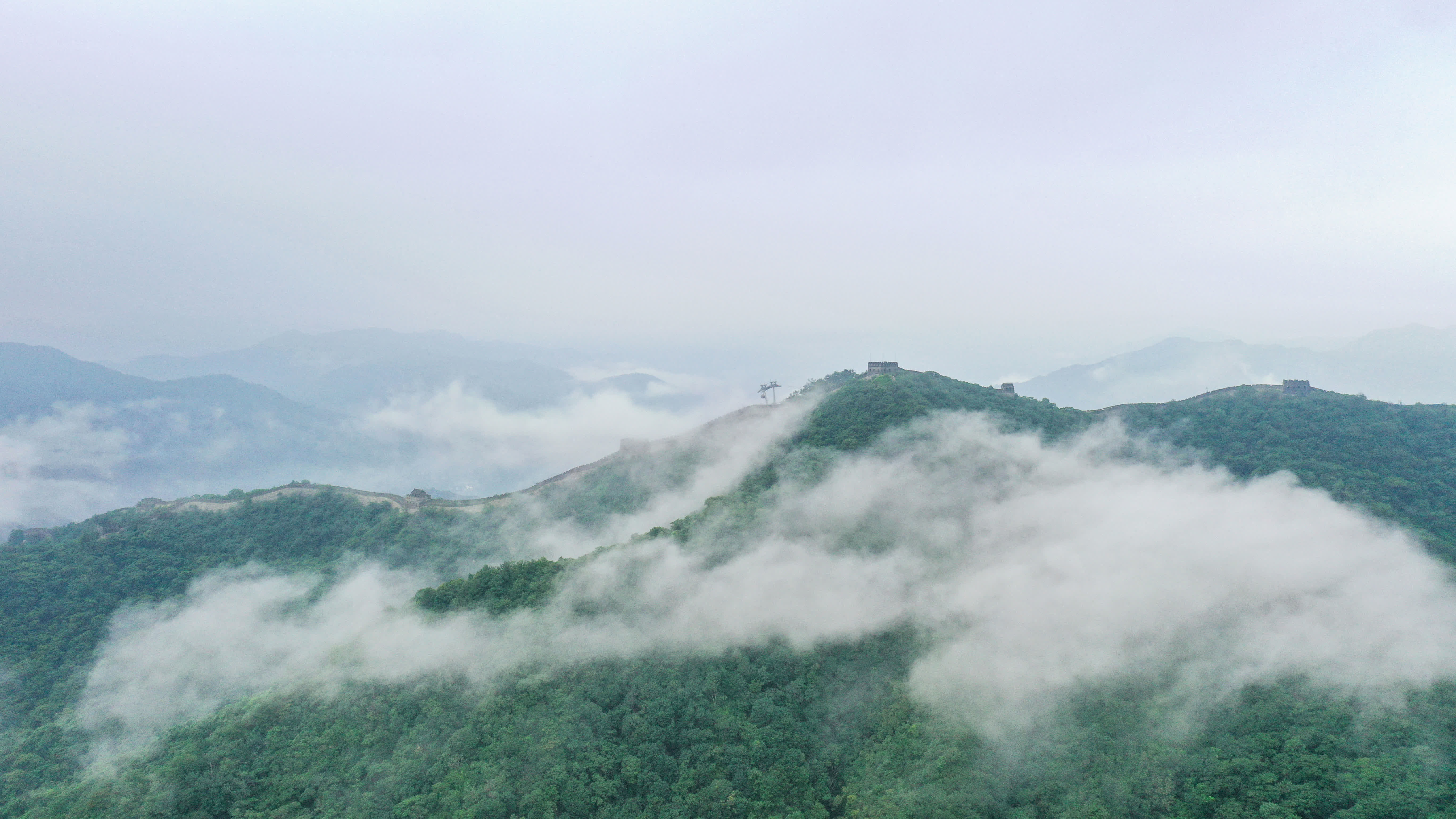 雲(yún)霧繚繞的慕田峪長城。新華社