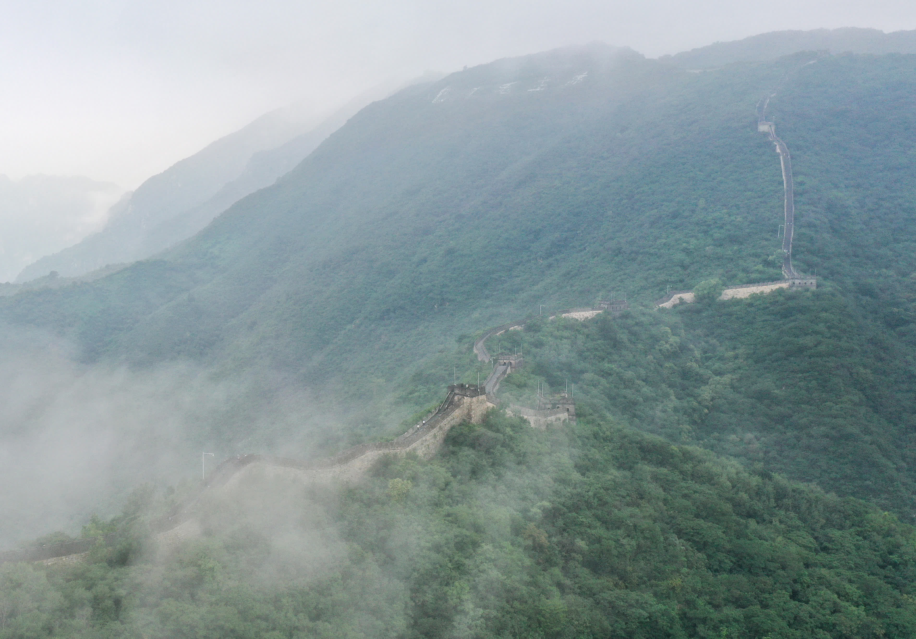 雲(yún)霧繚繞的慕田峪長城。新華社