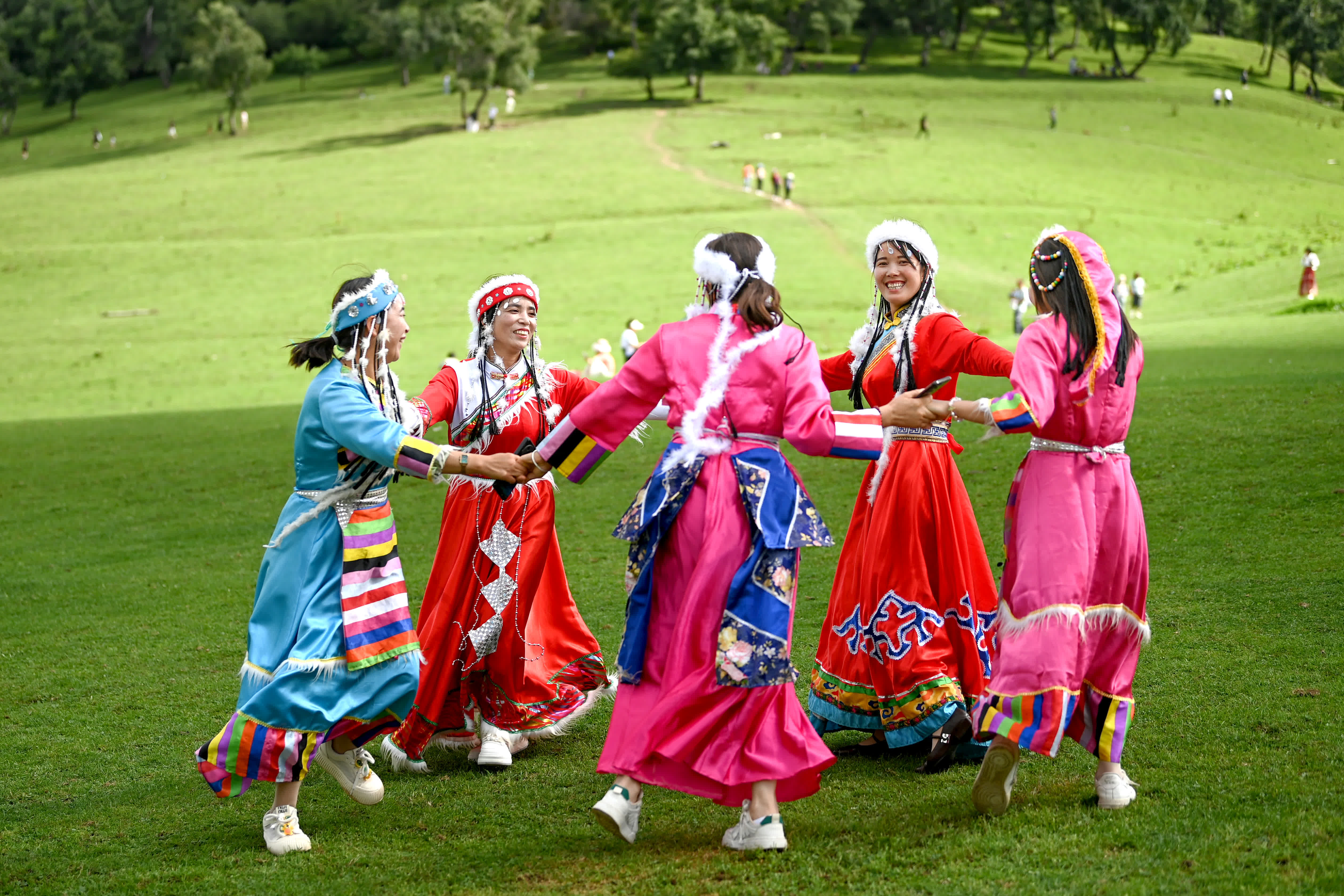 8月3日，遊客在關(guān)山草原景區(qū)休閒觀光。（新華社）