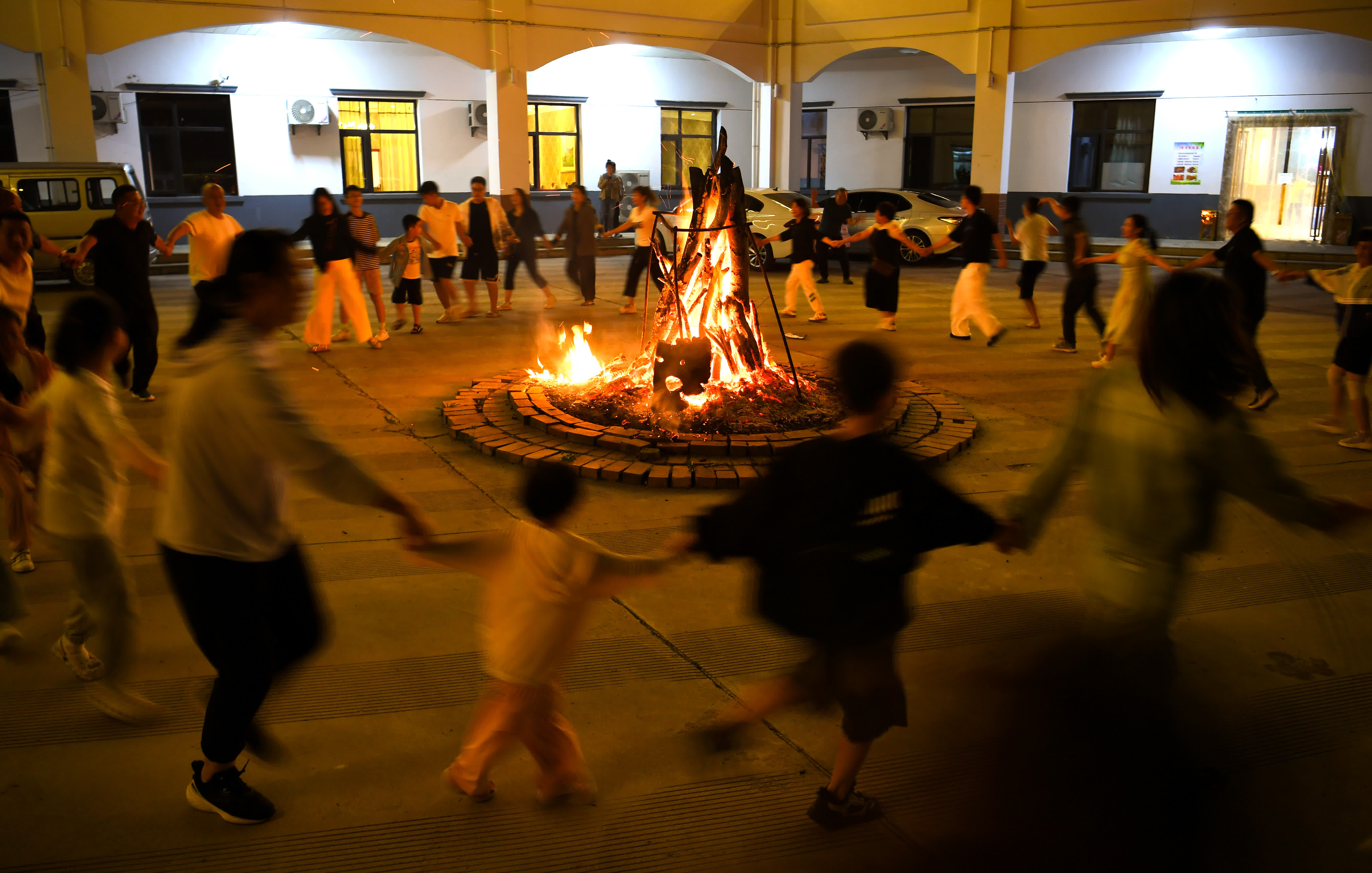 8月2日，遊客在關(guān)山草原景區(qū)的篝火晚會上聯(lián)歡。（新華社）