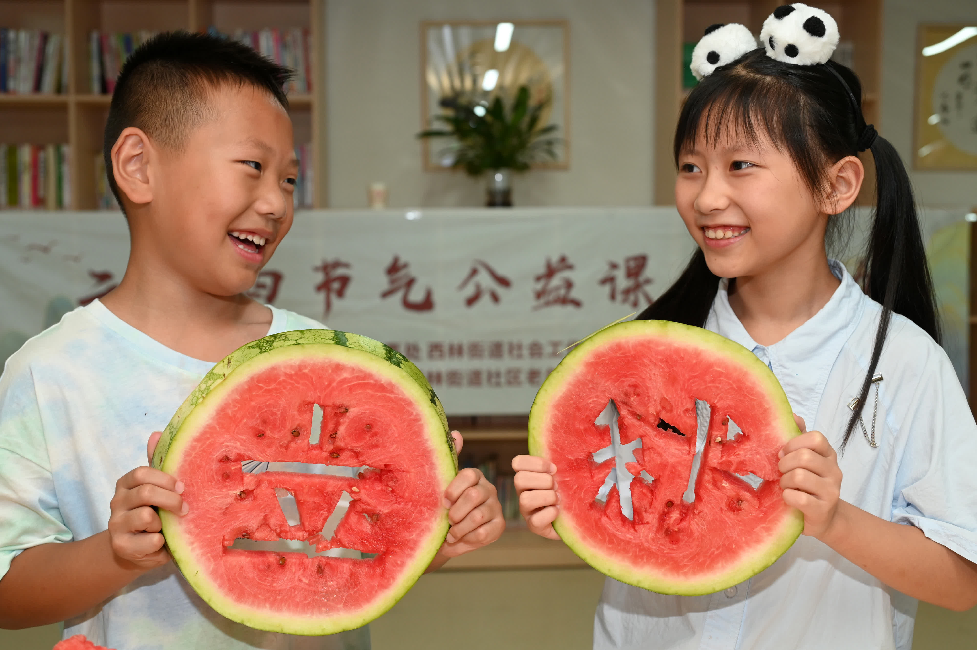 8月7日，在四川省內江市東興區西林街道，小朋友參加「啃秋話習俗 送暑迎立秋」活動。（新華社）