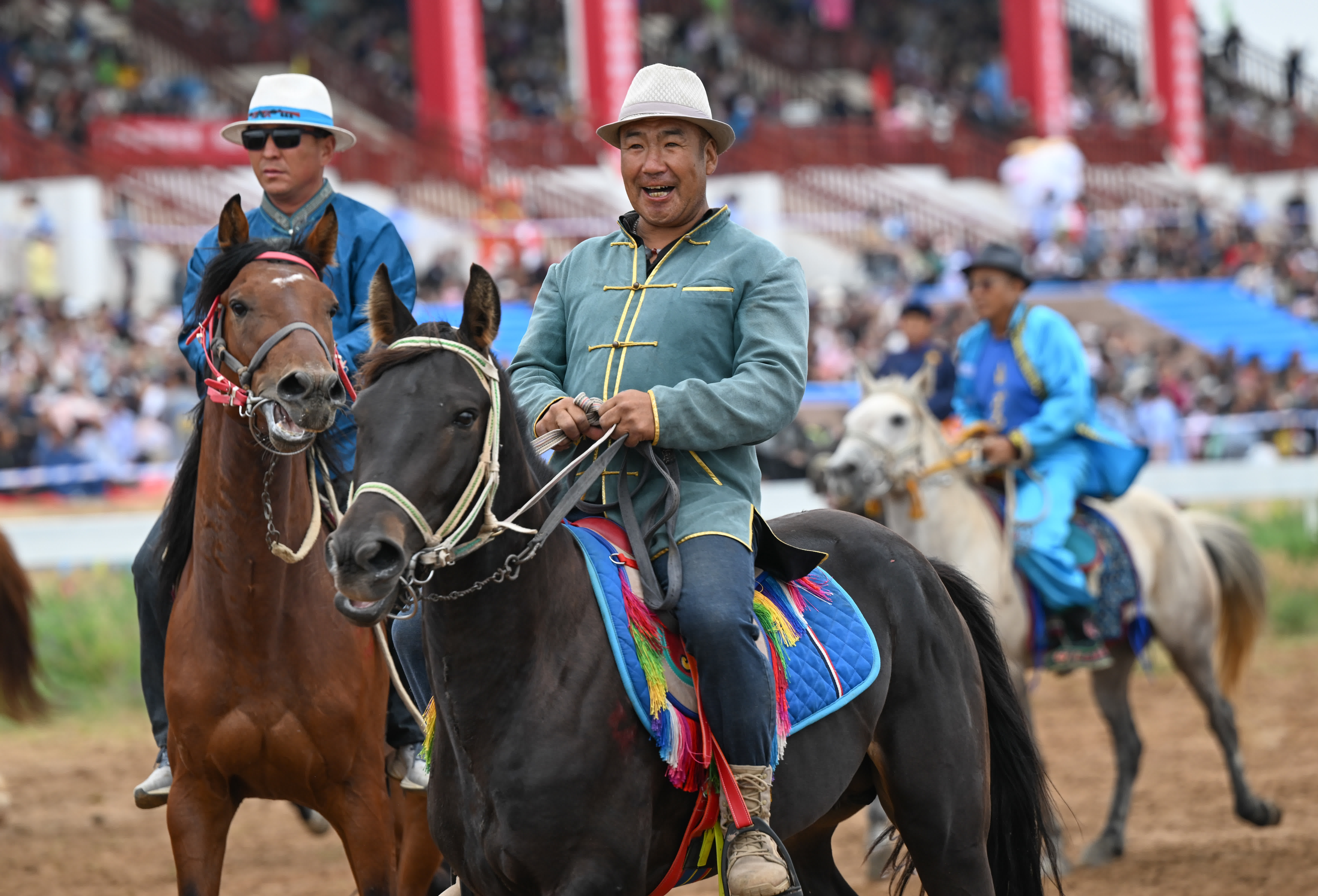 牧民在鄂托克旗那達慕大會上騎馬入場。（新華社）