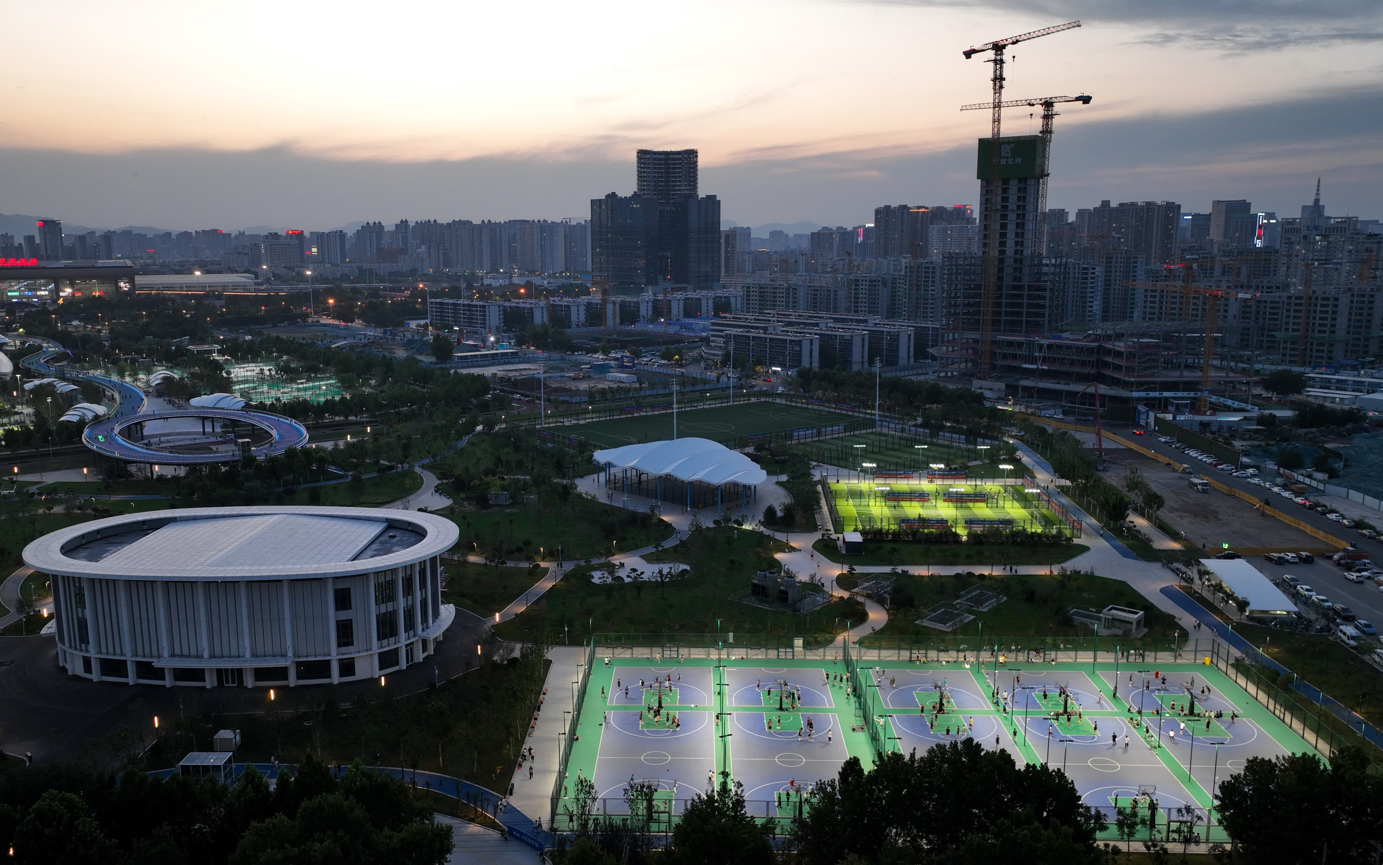 8月5日，市民在石家莊中央綠色體育公園內打籃球（無人機照片）。（來源：新華社）