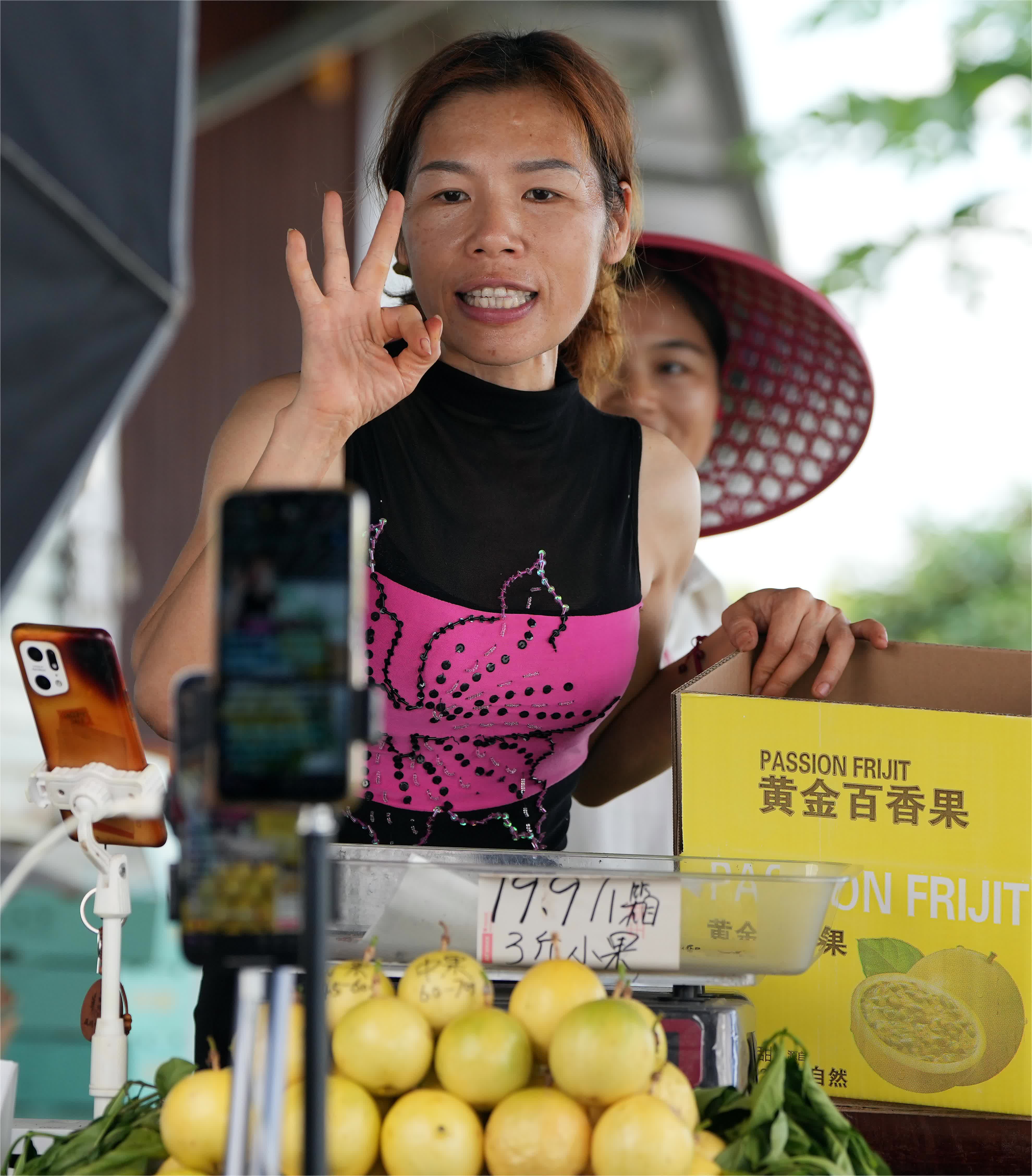 8月27日，當地農戶在九佰垌現代特色農業核心示範區直播推銷百香果。（中新社）