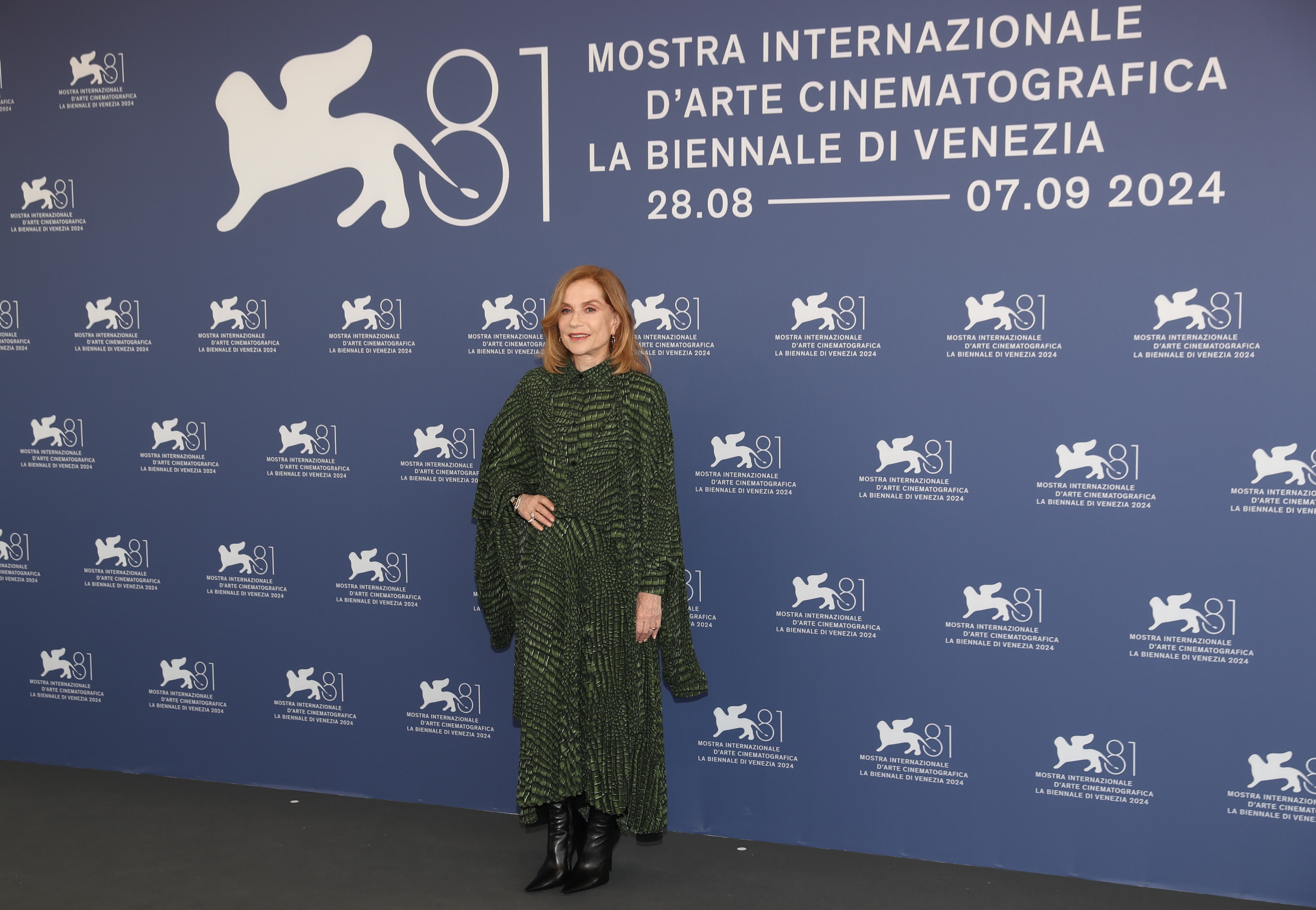 8月28日，在意大利威尼斯，第81屆威尼斯電影節評委會主席、法國演員伊莎貝爾·于佩爾出席拍照式。（來源：新華社）