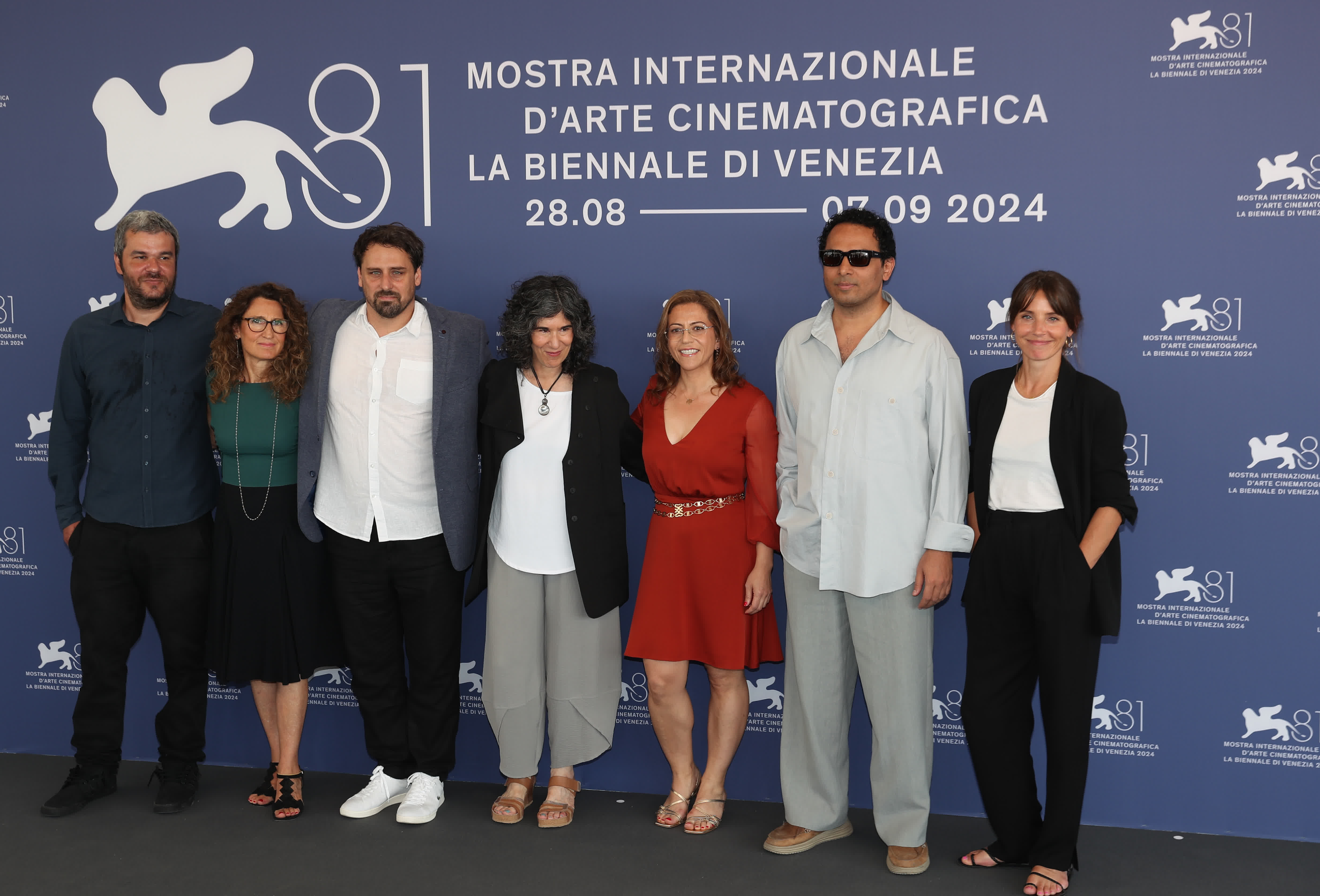 8月28日，在意大利威尼斯，第81屆威尼斯電影節地平線單元評委出席拍照式。（來源：新華社）