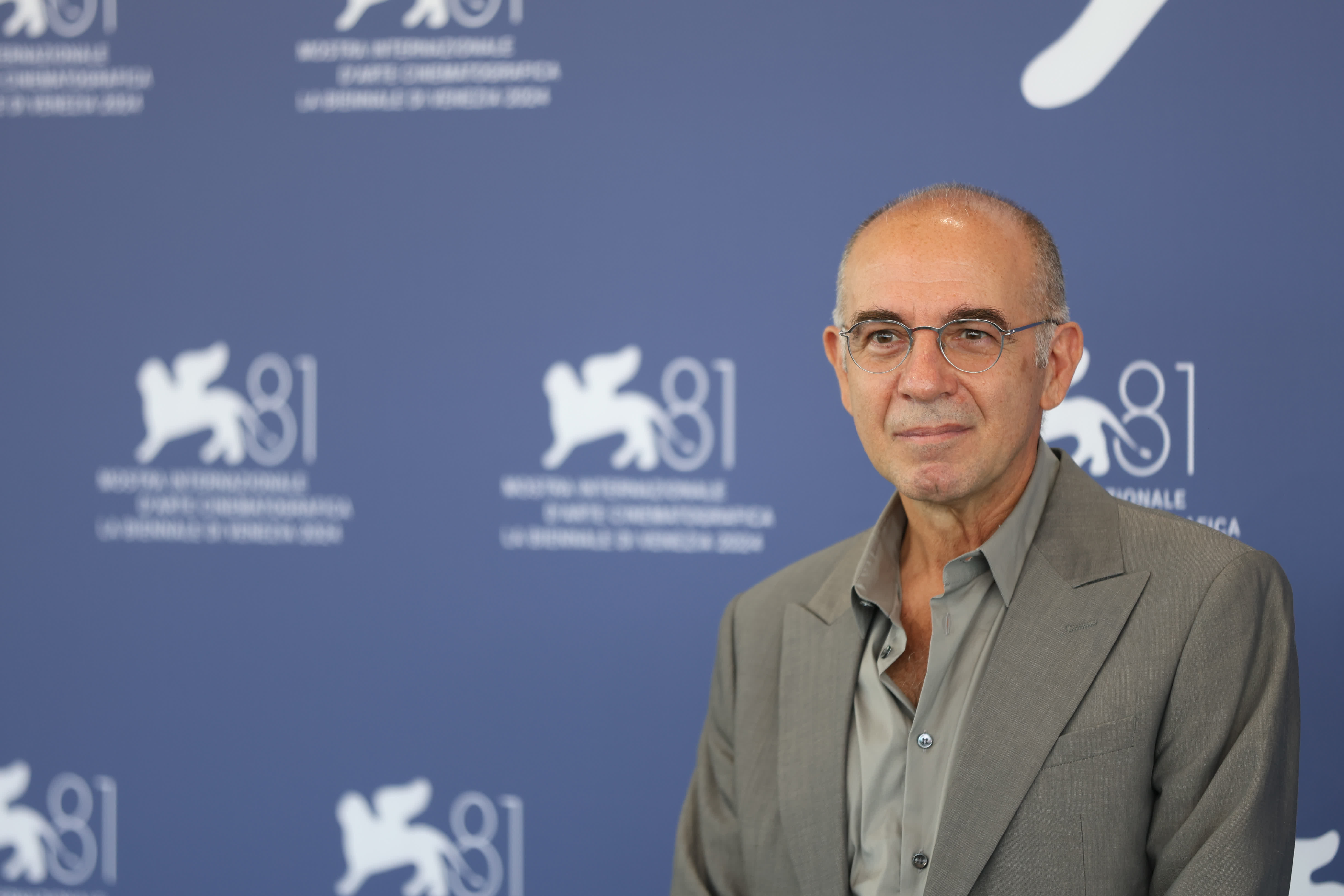 8月28日，在意大利威尼斯，第81屆威尼斯電影節評委、意大利導演朱塞佩·托納多雷出席拍照式。（來源：新華社）