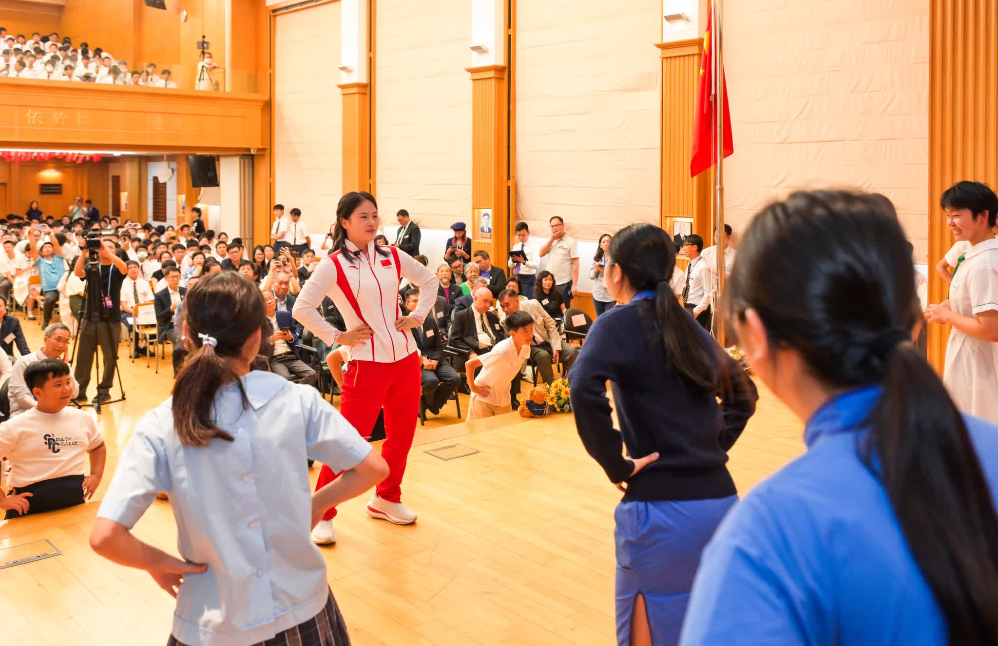 內地奧運健兒代表團今日(30日)出席多場活動，與不同界別的香港市民交流。（政府新聞處）