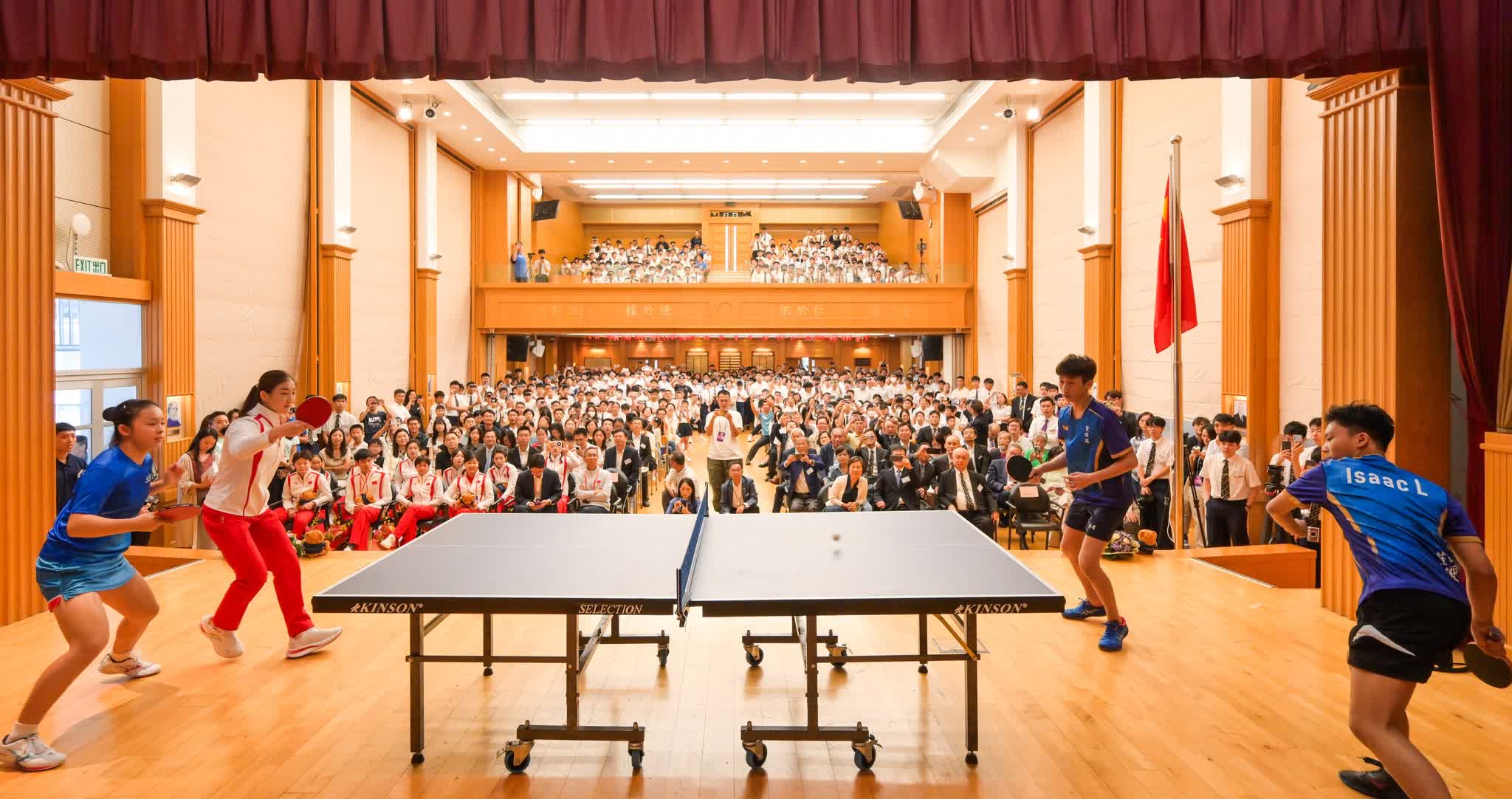 內地奧運健兒代表團今日(30日)出席多場活動，與不同界別的香港市民交流。（政府新聞處）