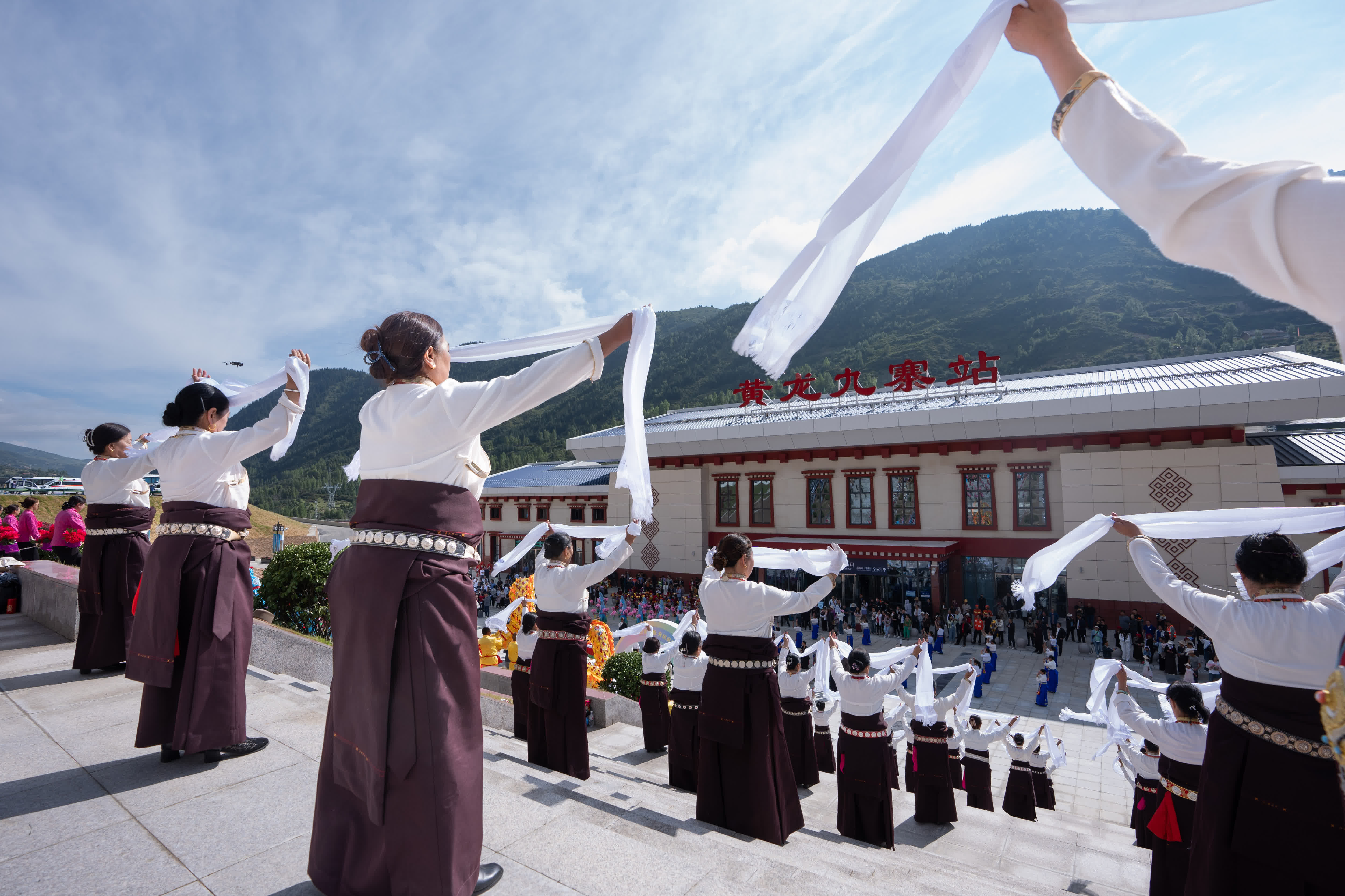 在黃龍九寨站，當地群眾慶祝川青鐵路鎮江關至黃勝關段開通。（新華社）