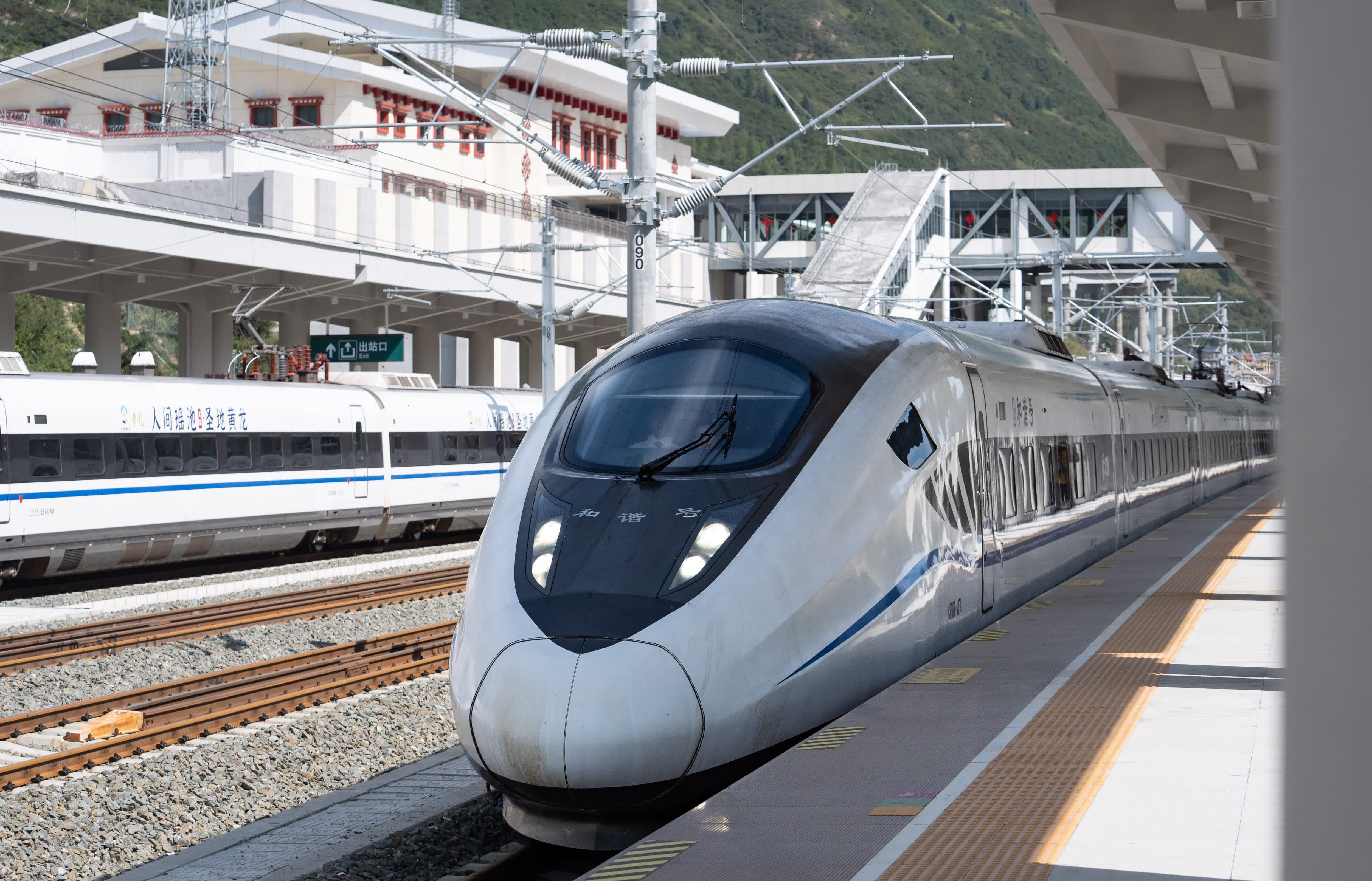 首發列車C5818次駛出黃龍九寨站。（新華社）