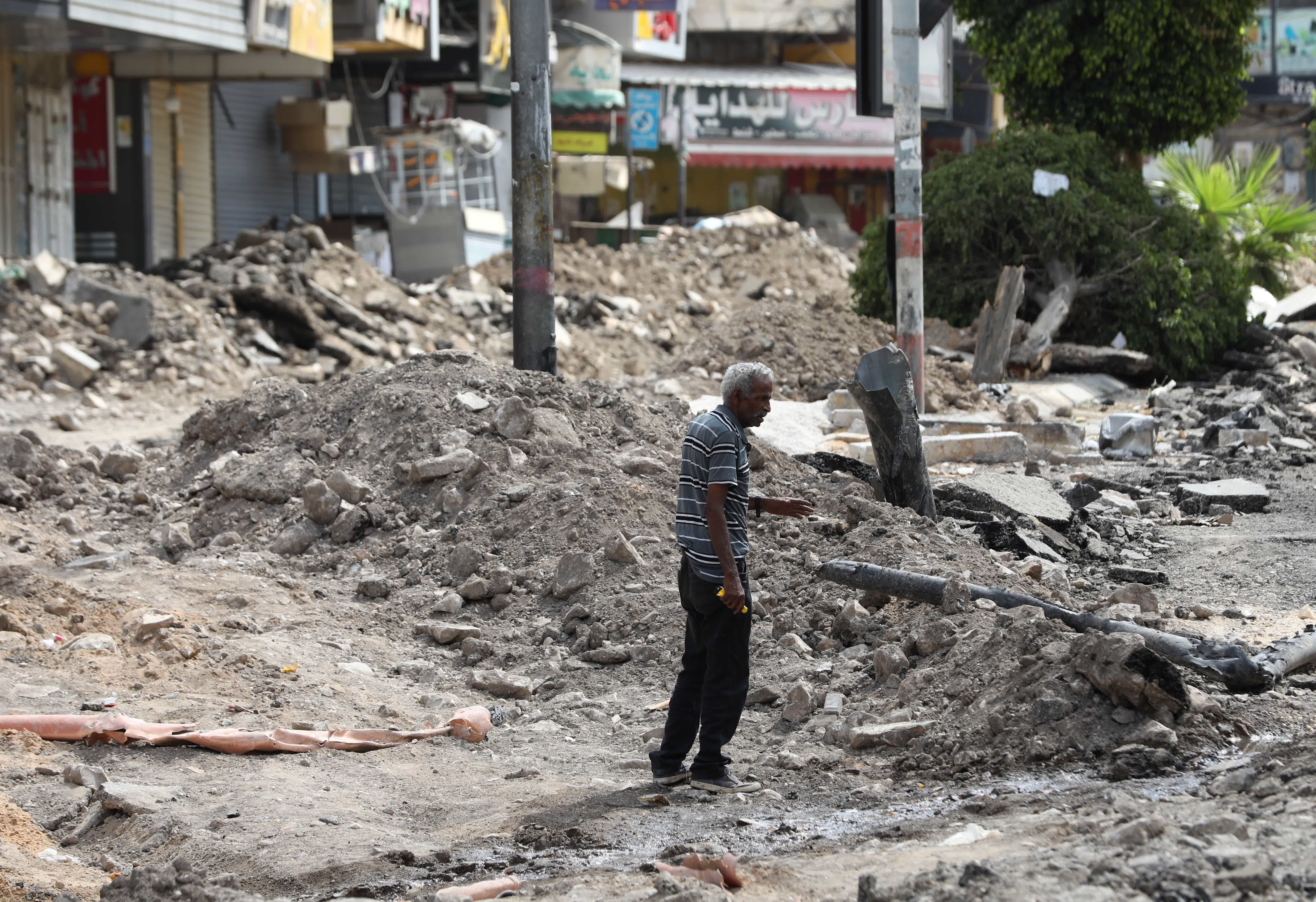 9月3日，在約旦河西岸城市傑寧，一名男子在遭以色列軍隊破壞的街道上行走。（新華社）