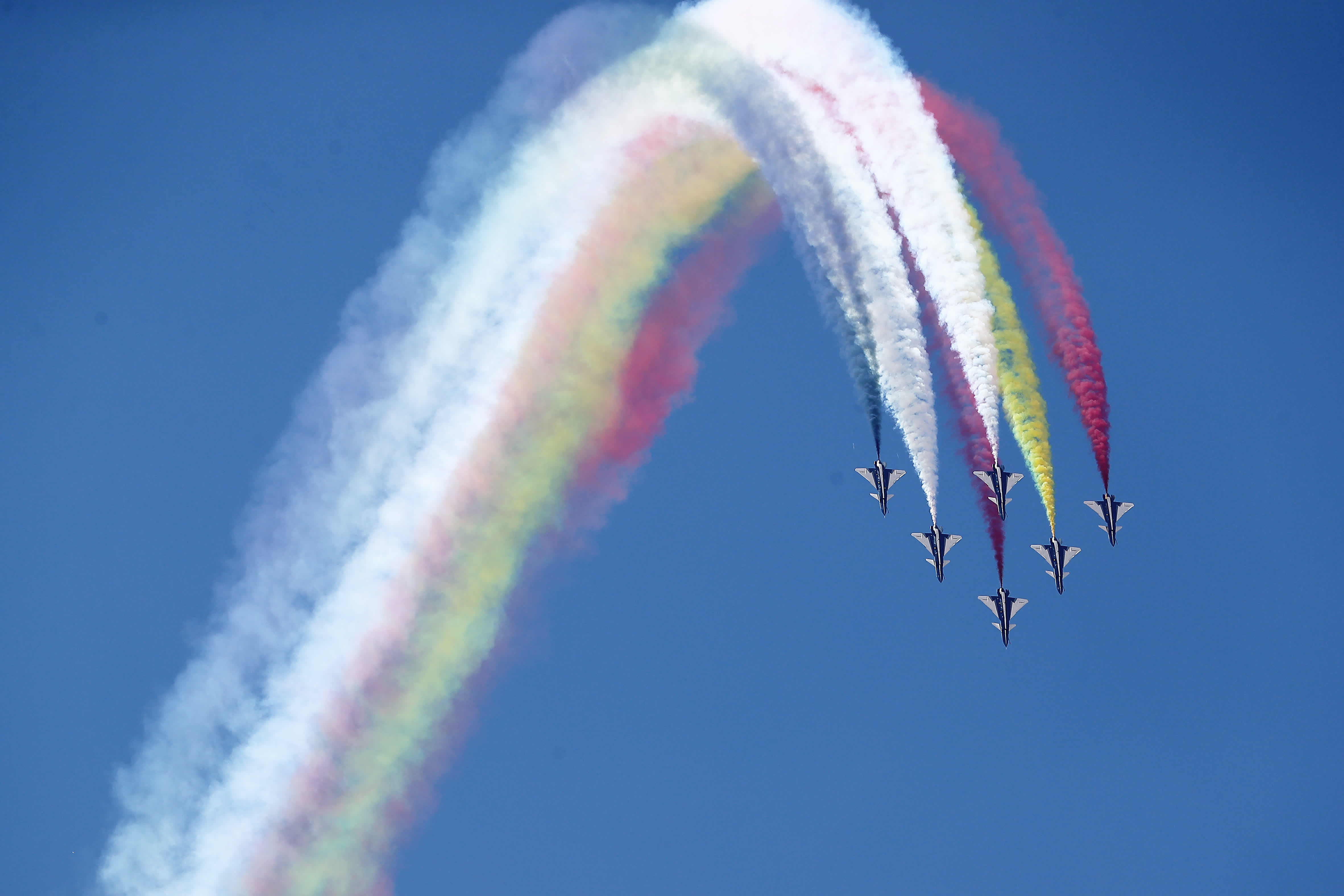 9月4日，在埃及阿拉曼舉行的首屆埃及航展上，中國空軍八一飛行表演隊進(jìn)行飛行表演。（新華社）