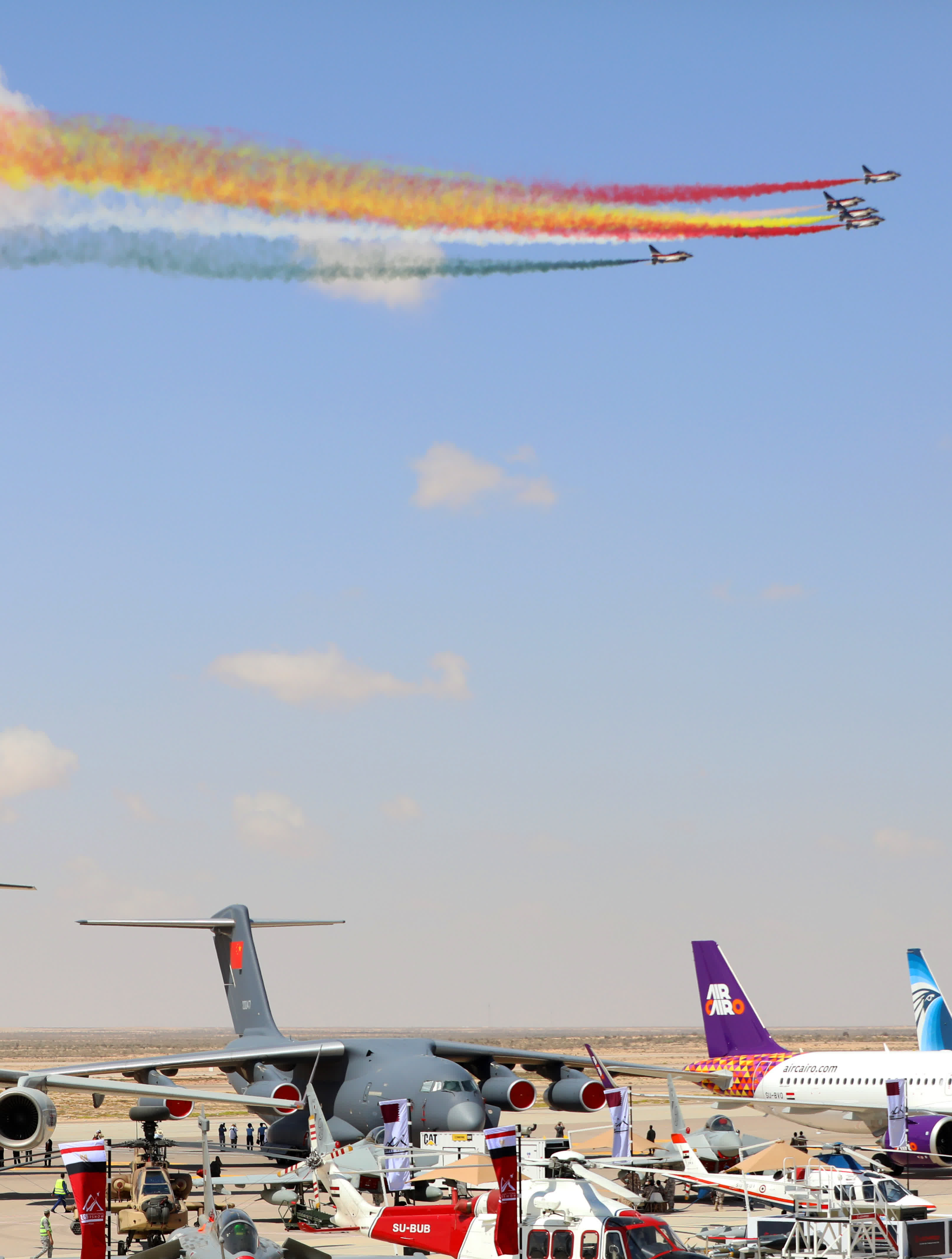 9月4日，在埃及阿拉曼舉行的首屆埃及航展上，中國空軍八一飛行表演隊進(jìn)行飛行表演。（新華社）