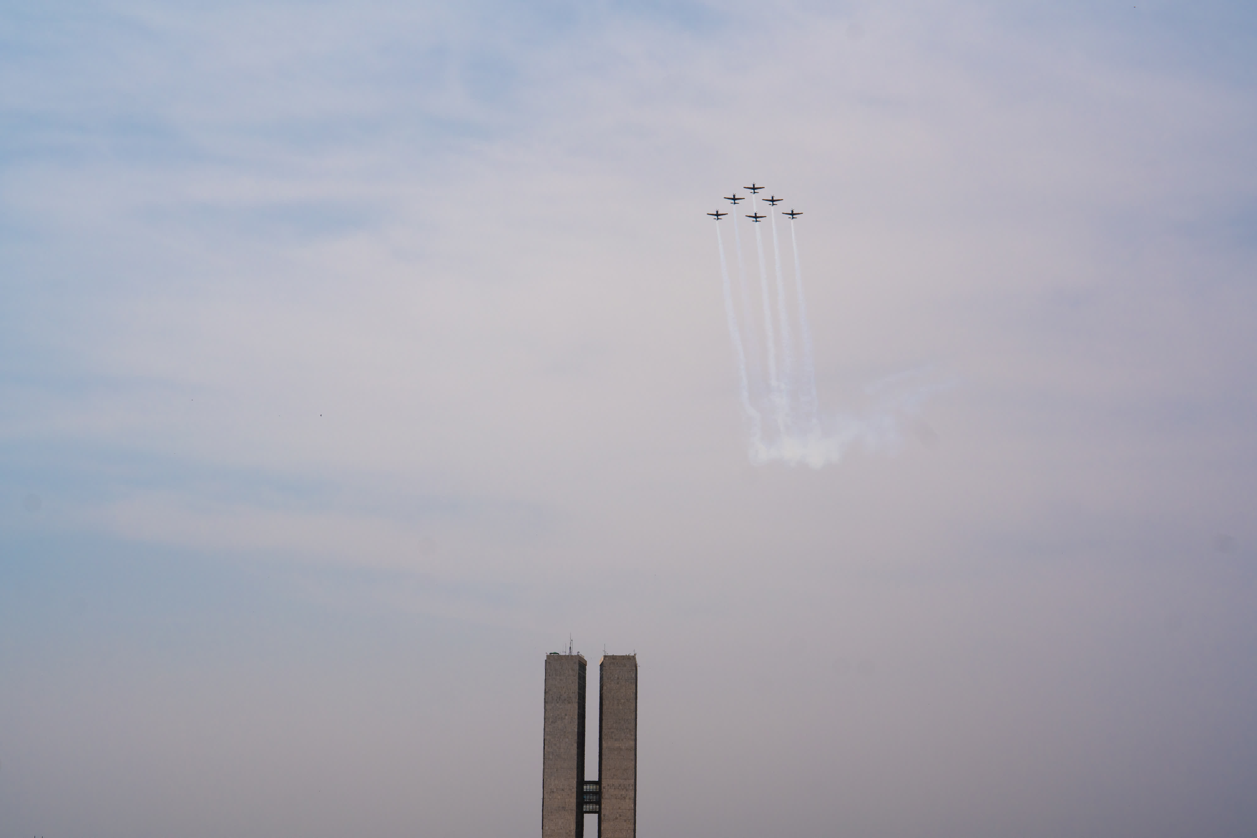 9月7日，巴西空軍飛機在首都巴西利亞舉行的獨立202周年慶典活動上進行特技表演。（新華社）