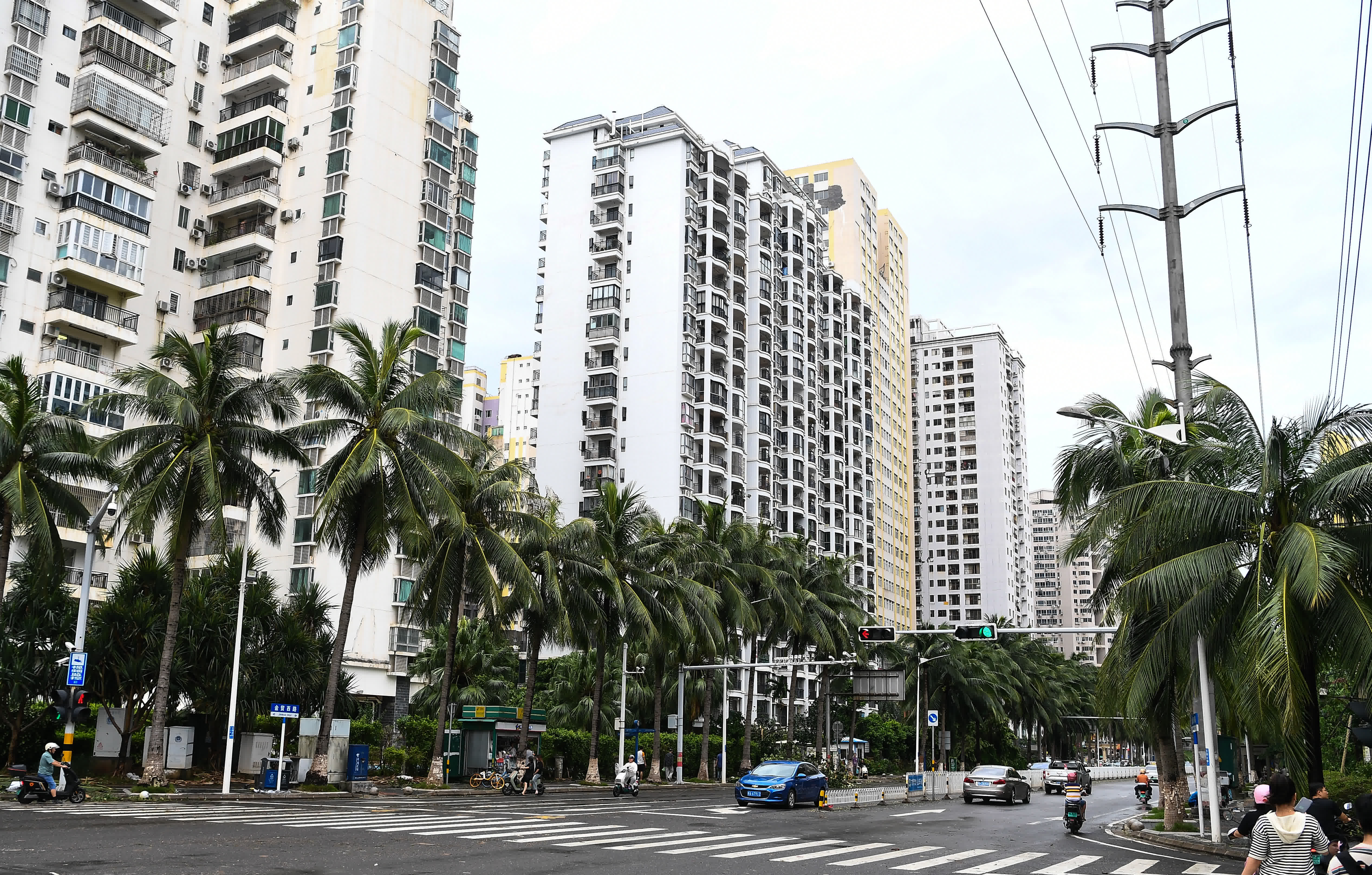 9月7日，海口市金貿西路已基本完成清理，市民陸續出行。（新華社）