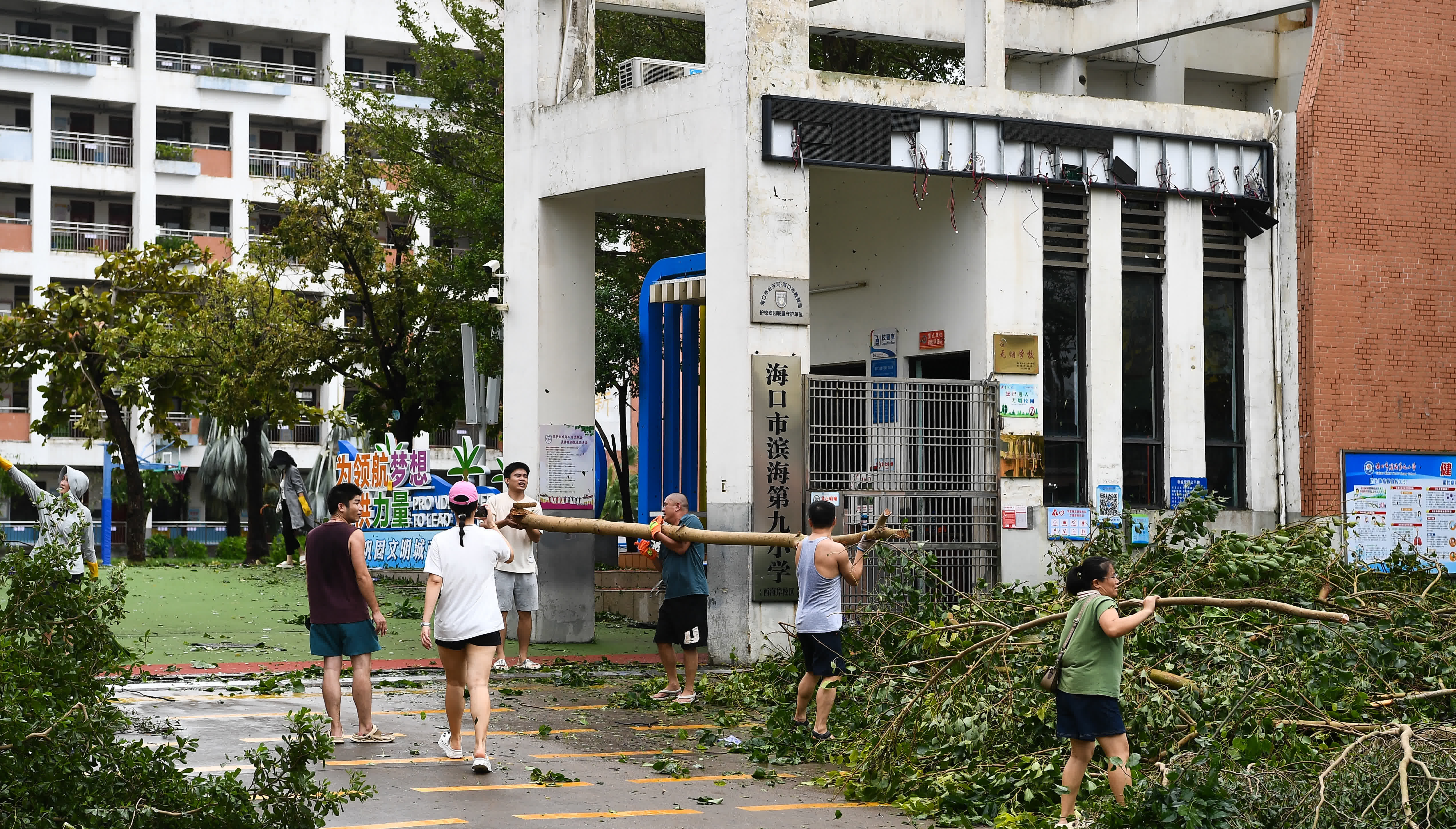 9月7日，在海口市濱海第九小學，工作人員在校園周邊清理。（新華社）