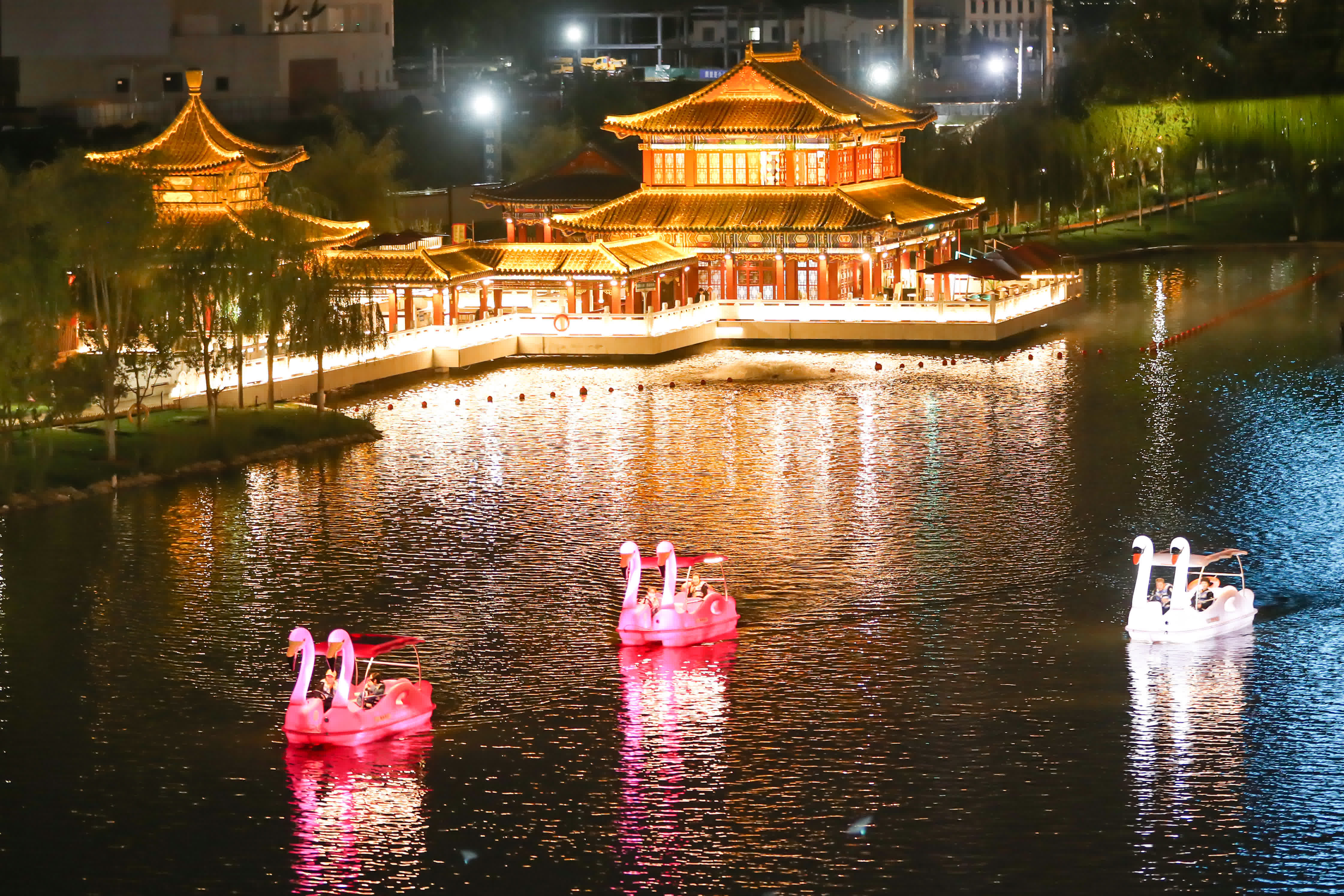 9月13日，遊客在蘭州市雁灘公園內的湖面上乘船夜遊。（新華社）