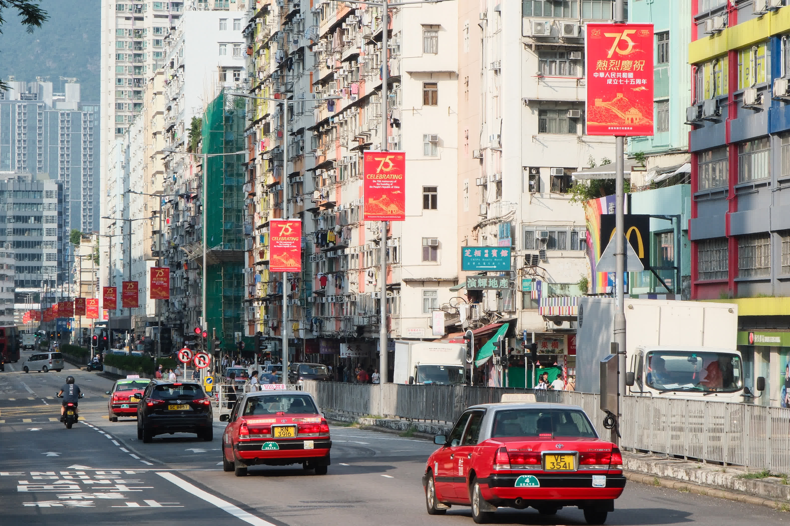 圖為九龍城區(qū)街頭的燈柱整齊掛滿慶國慶彩旗。（香港中通社）