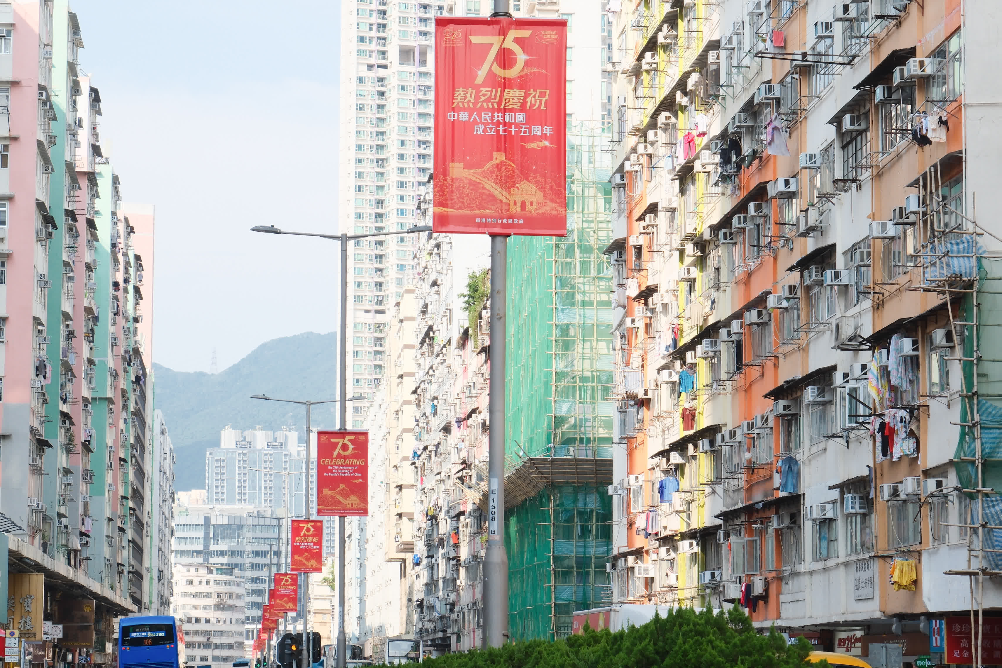 圖為九龍城區(qū)街頭的燈柱整齊掛滿慶國慶彩旗。（香港中通社）