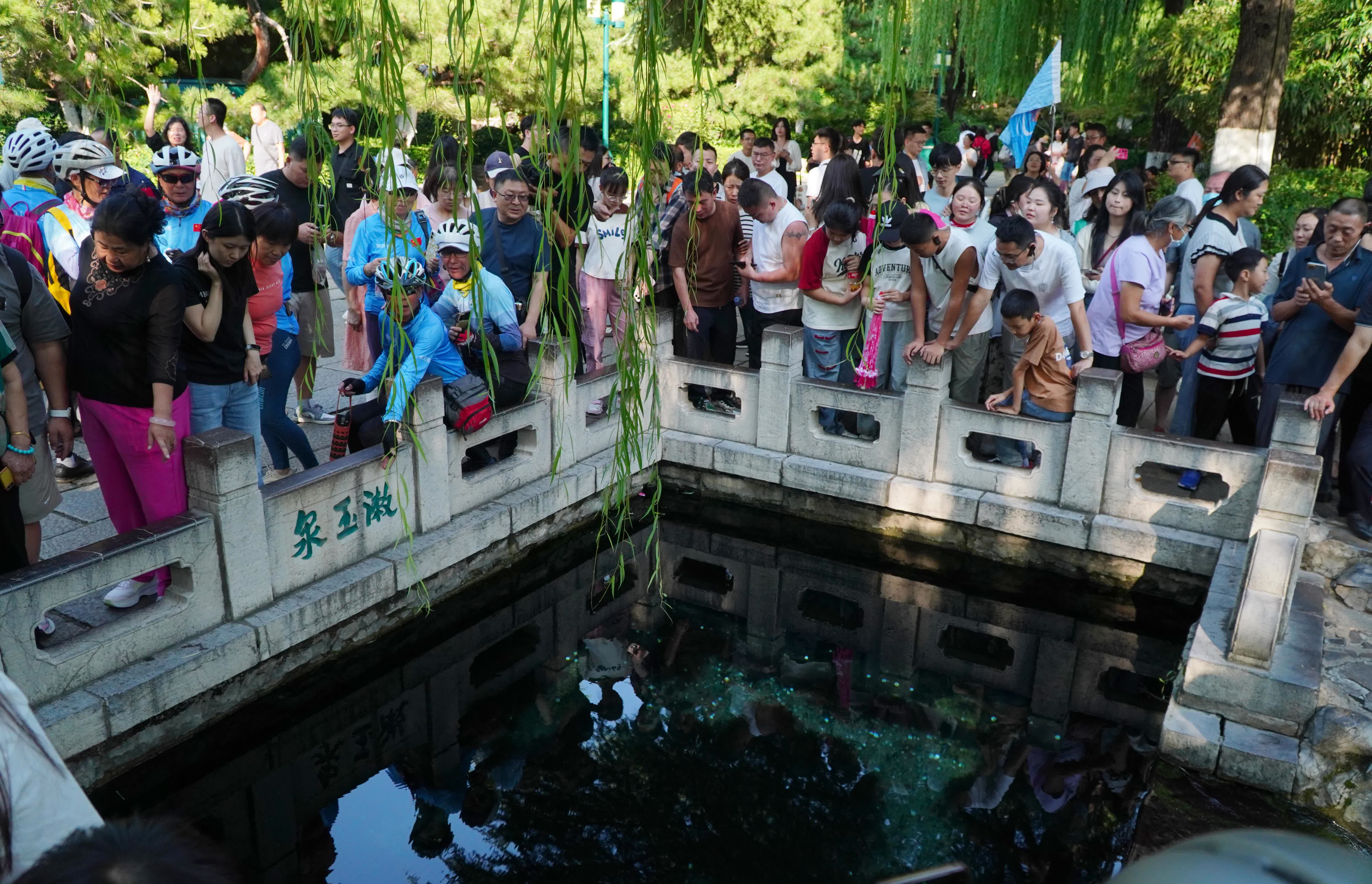 9月15日，遊客在濟(jì)南漱玉泉觀泉遊覽。（新華社）