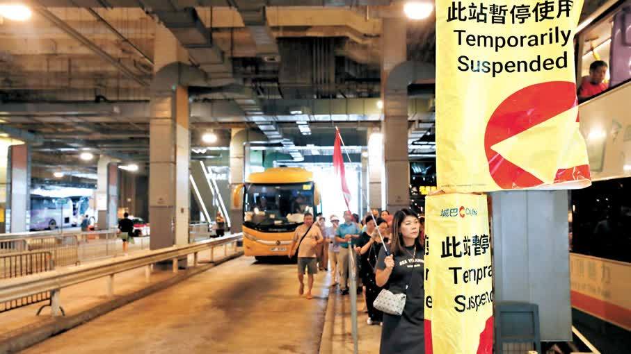 【拆解旅巴塞車系列之車多位少】旅巴塞爆山頂  遊人闖馬路高危