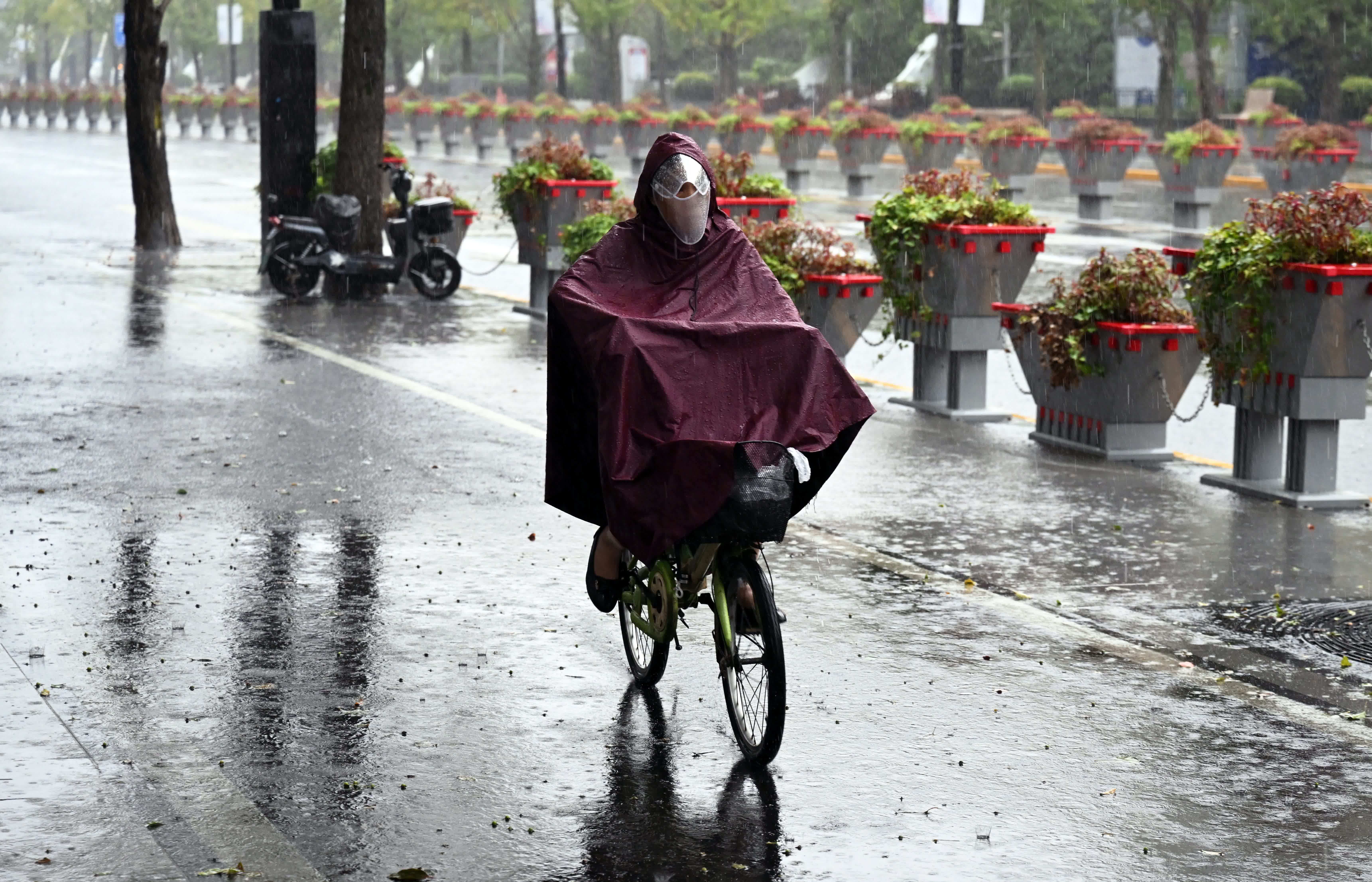 9月20日，市民冒雨在上海市上南路騎行。（新華社）