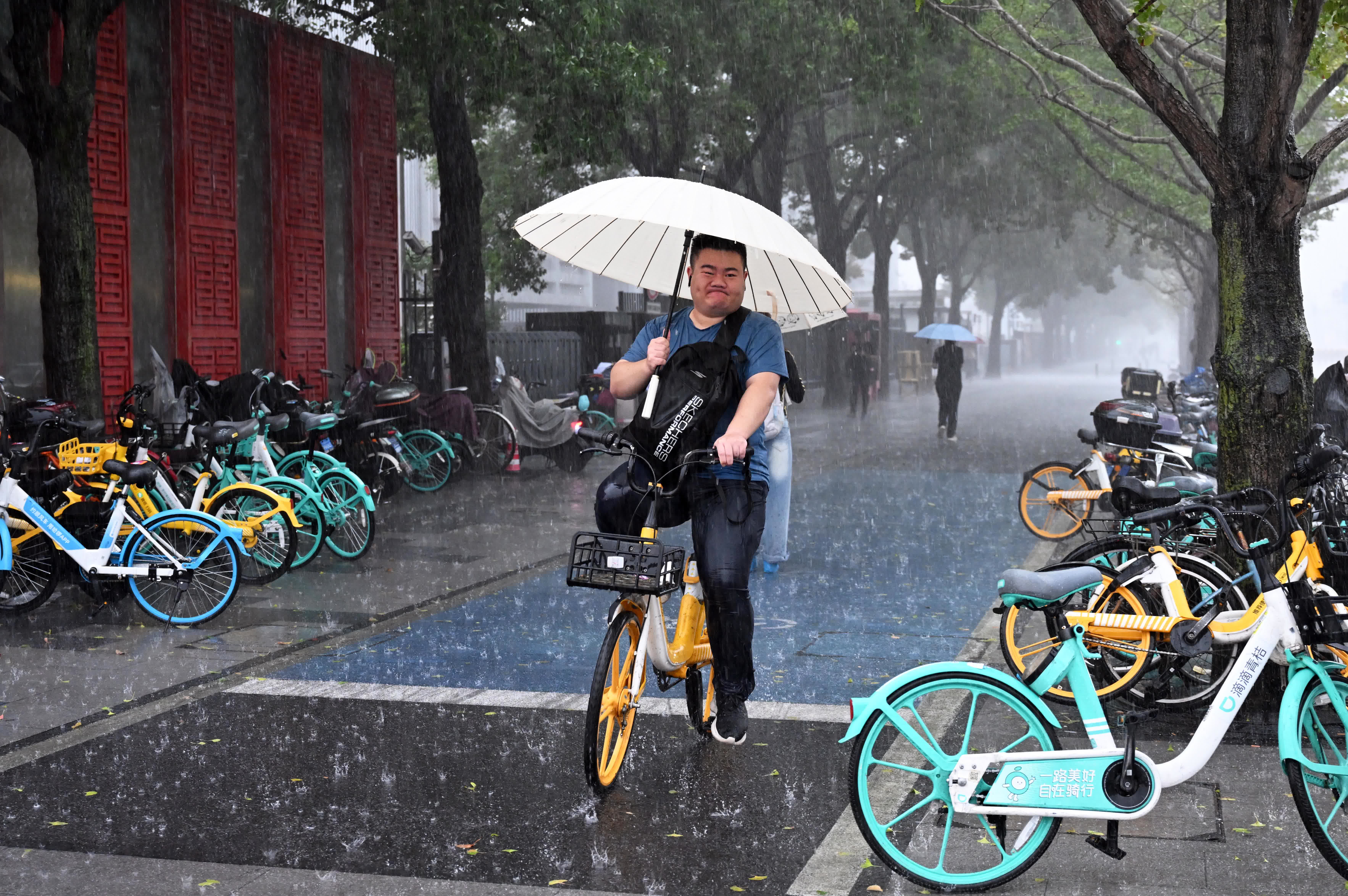 9月20日，市民冒雨在上海市上南路騎行。（新華社）