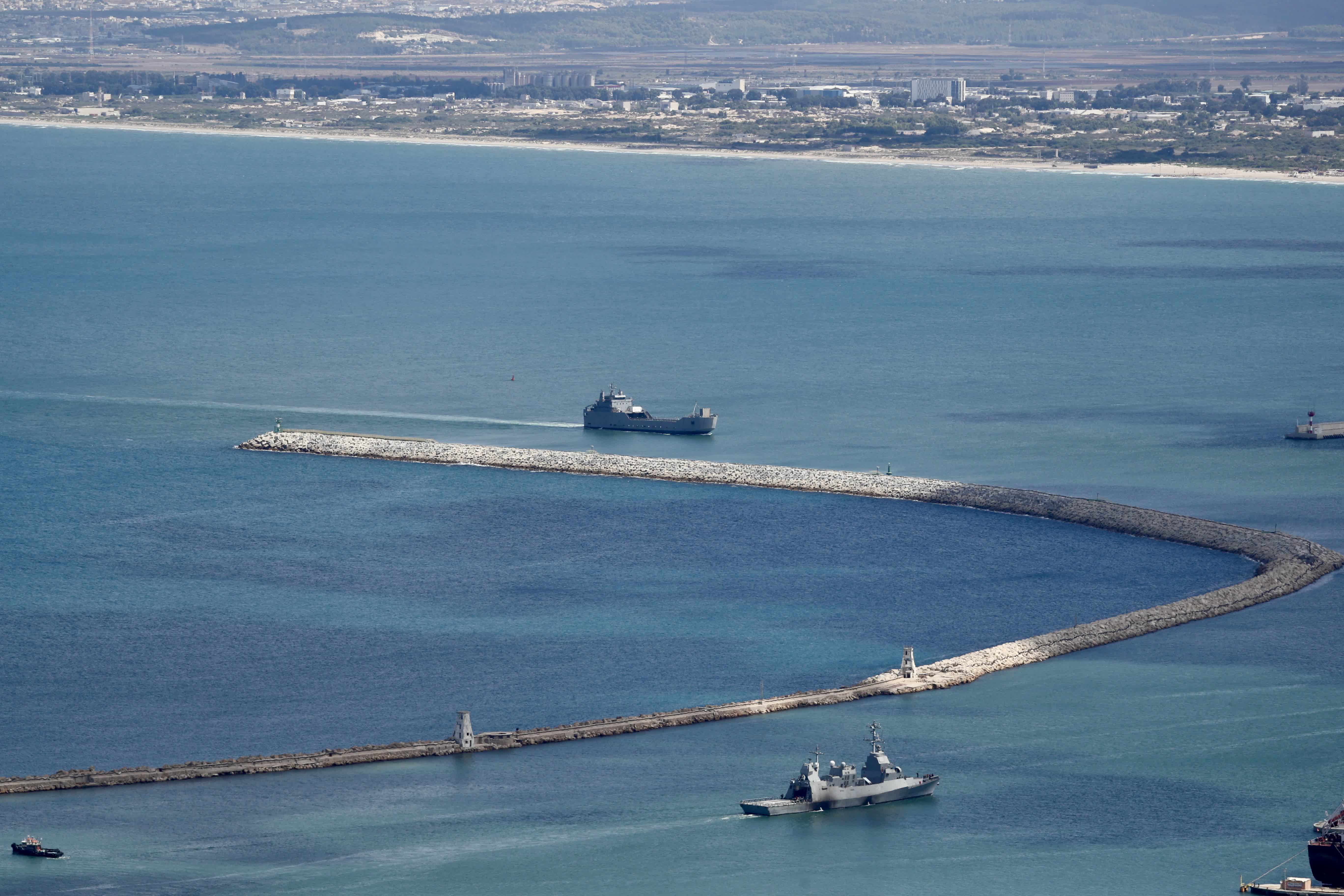 這是9月19日在以色列北部海法市拍攝的以軍軍艦。（新華社）