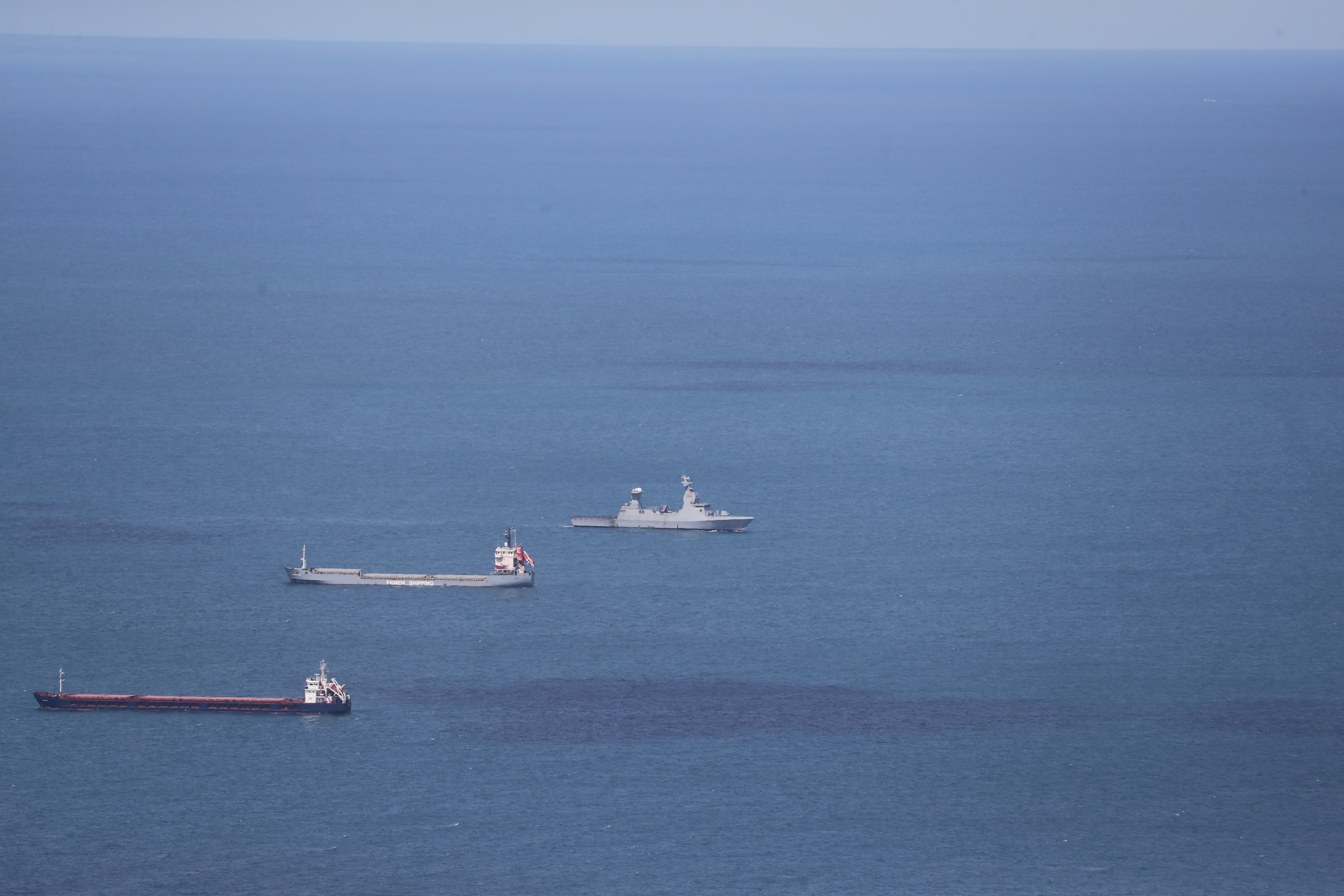 這是9月19日在以色列北部海法市拍攝的以軍軍艦和船隻。（新華社）