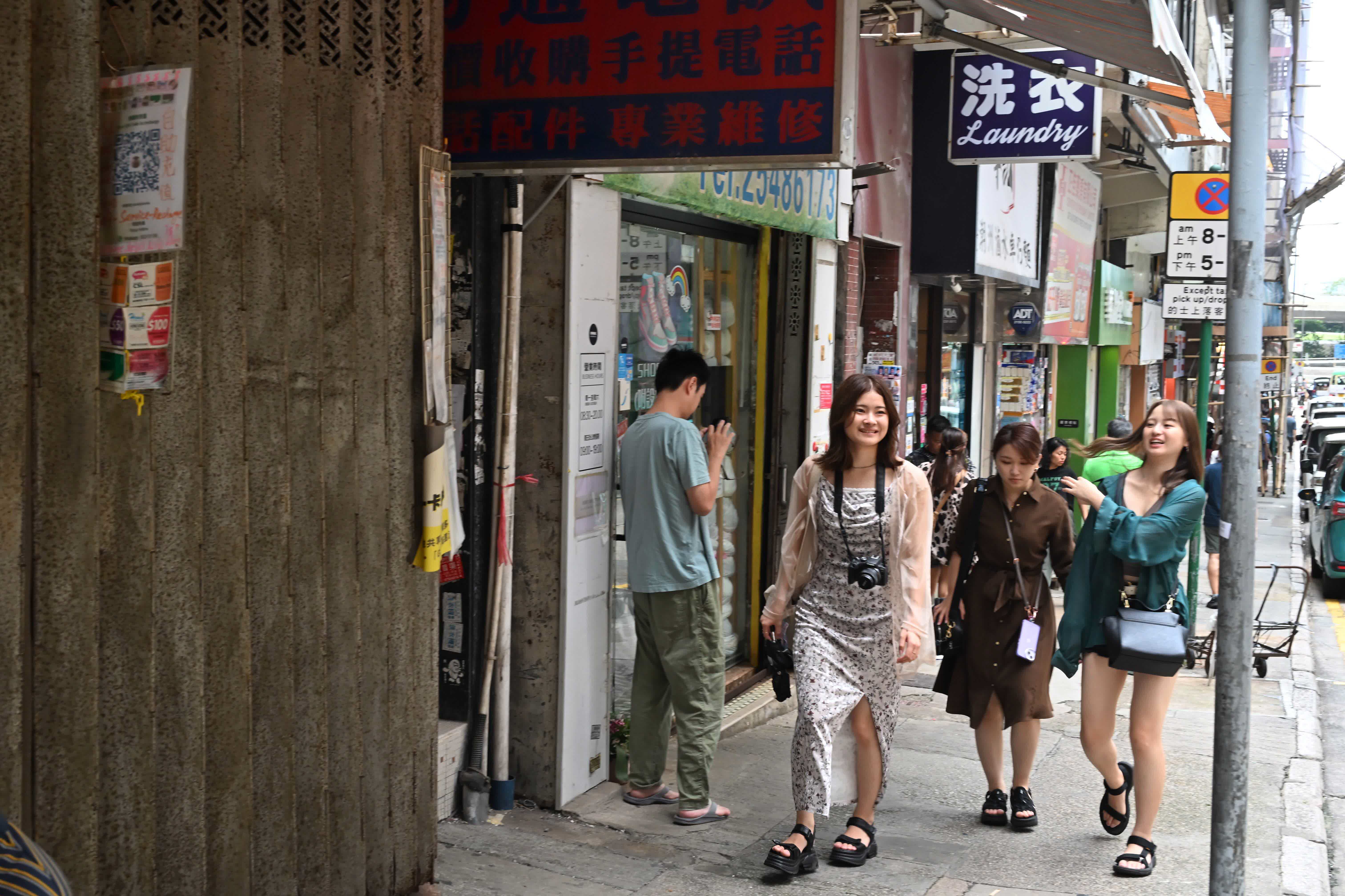 9月22日，遊客在西環(huán)遊歷。（香港中通社）