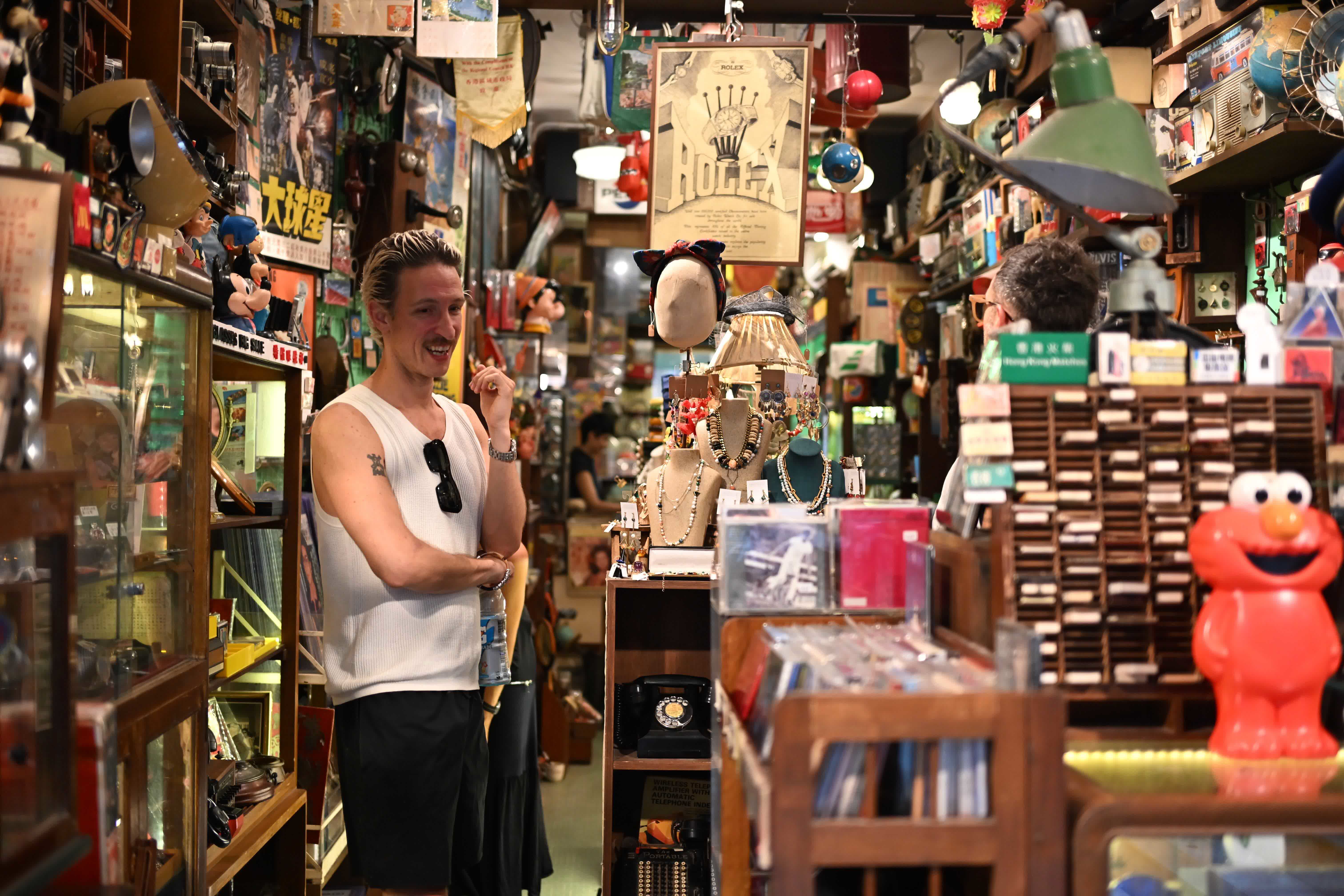 9月22日，遊客在西環(huán)一家懷舊商店尋寶。（香港中通社）