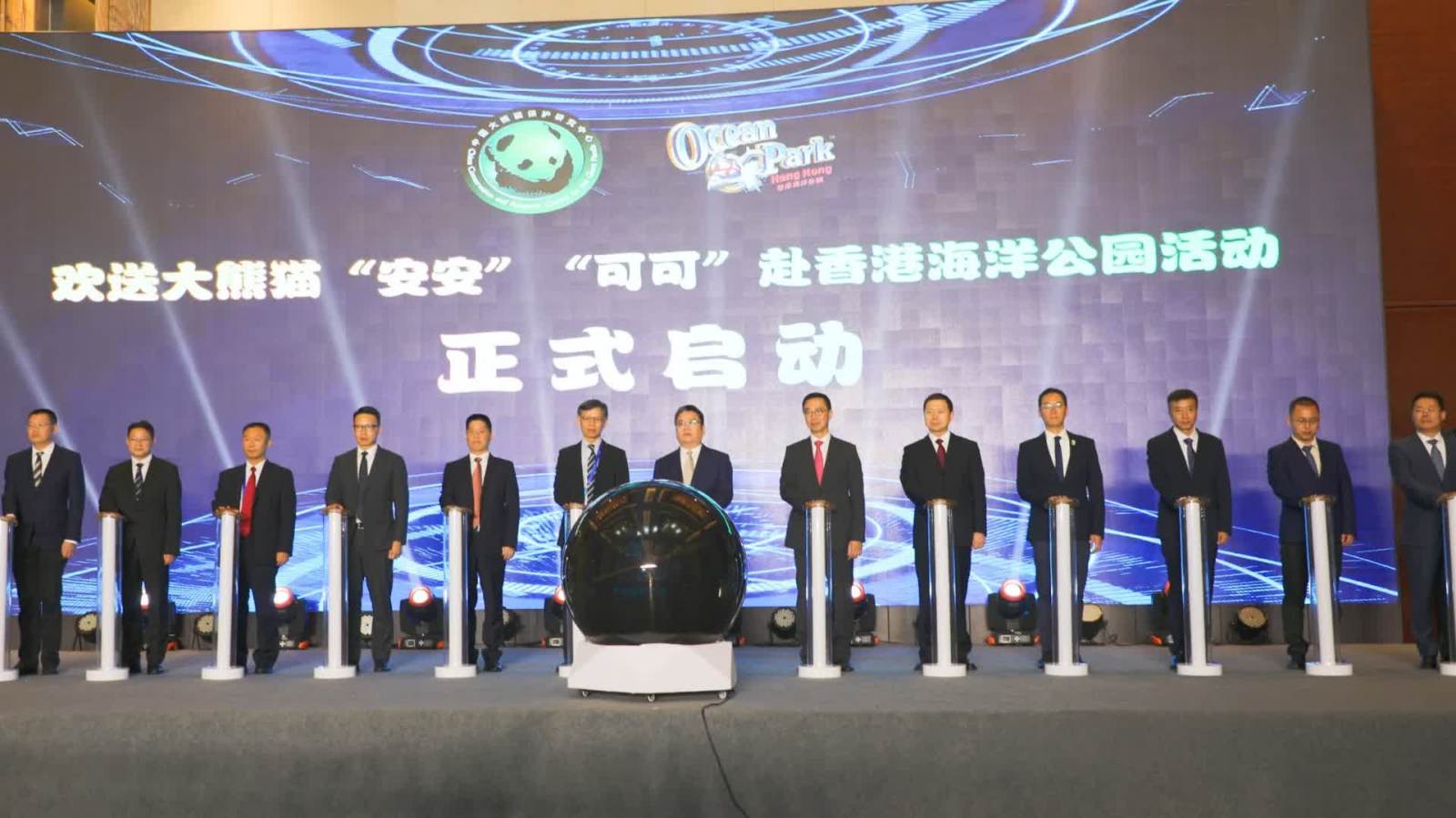 四川歡送大熊貓「安安」「可可」來港　楊潤雄：準(zhǔn)備就緒迎接兩位新成員
