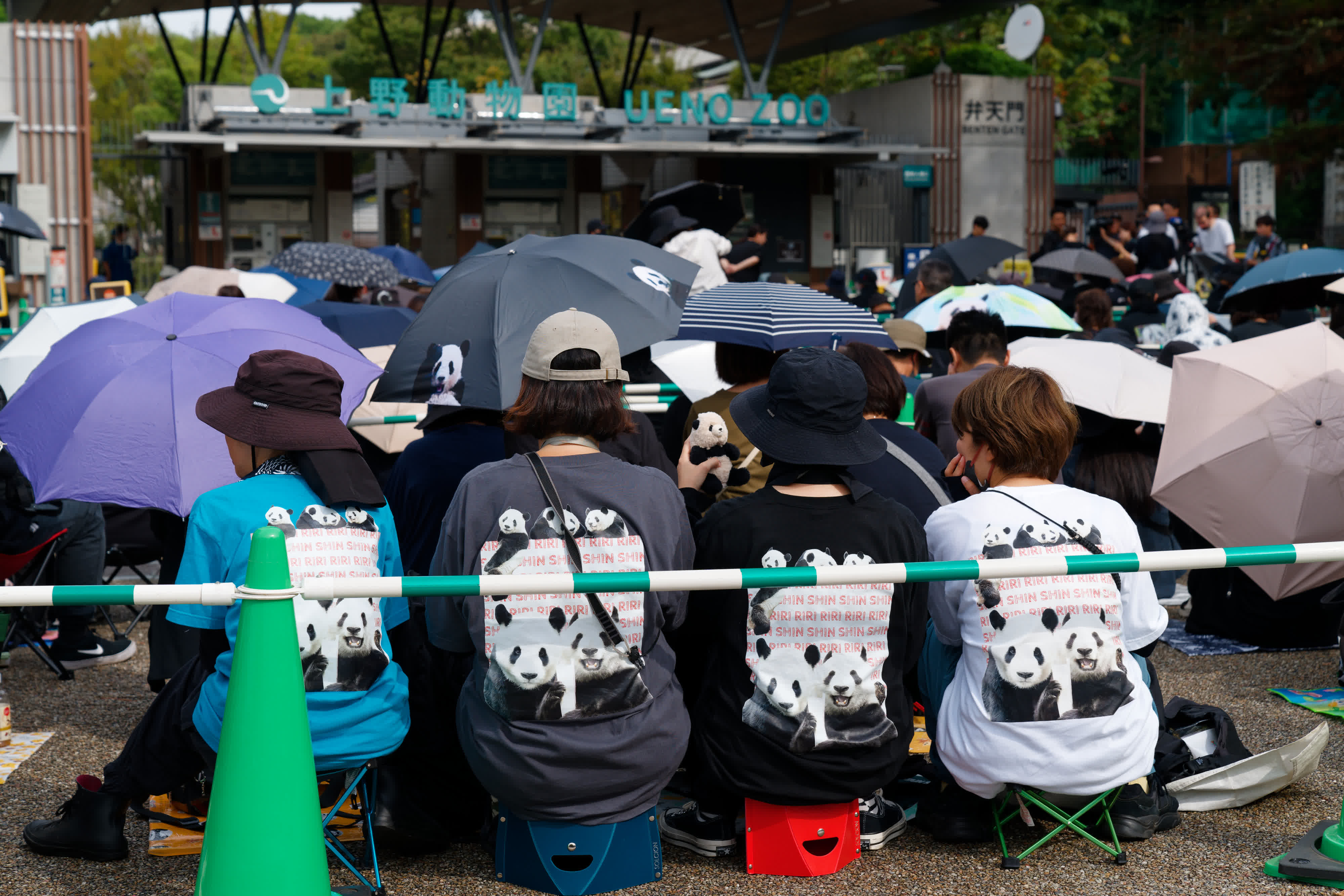 9月28日，參觀者在日本東京上野動物園開園前排隊等候。新華社發(fā)（東京動物園協(xié)會供圖）