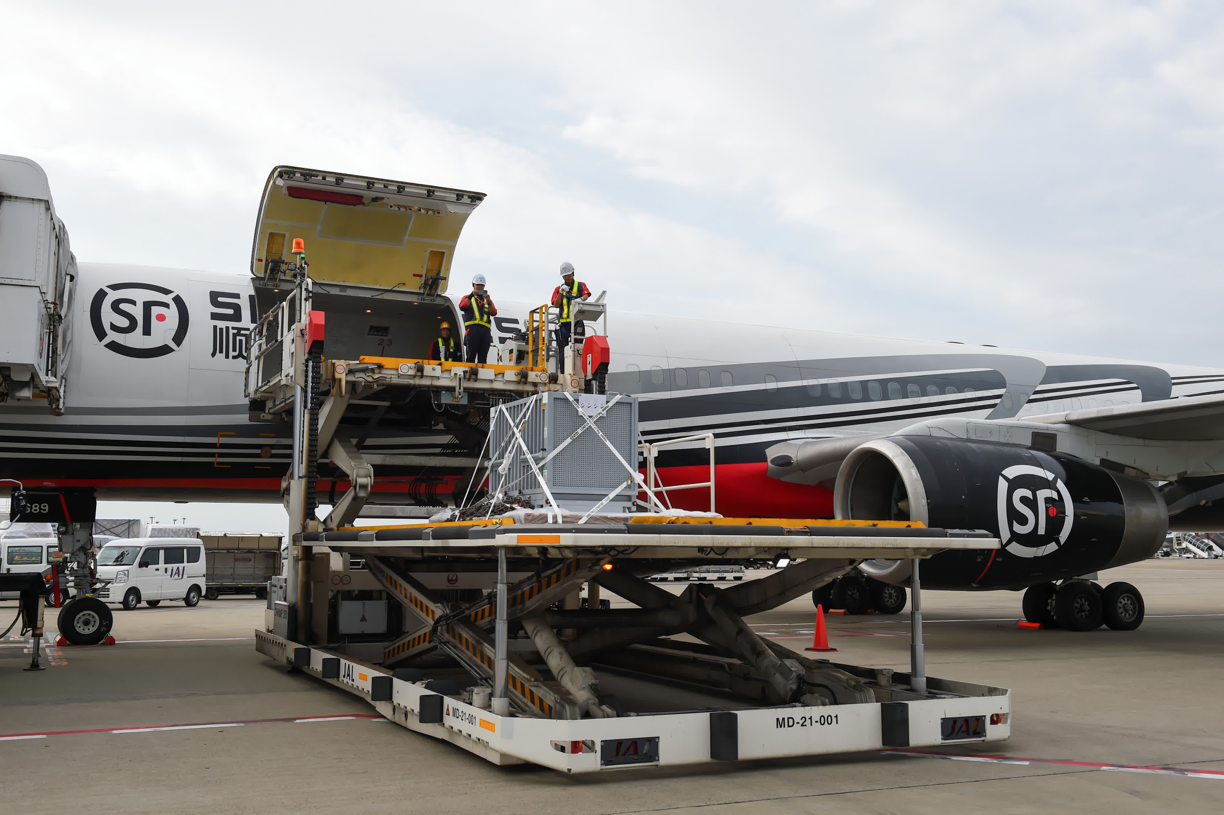 9月29日，大熊貓「仙女」在日本成田機場被運上飛機。新華社發(fā)（東京動物園協(xié)會供圖）