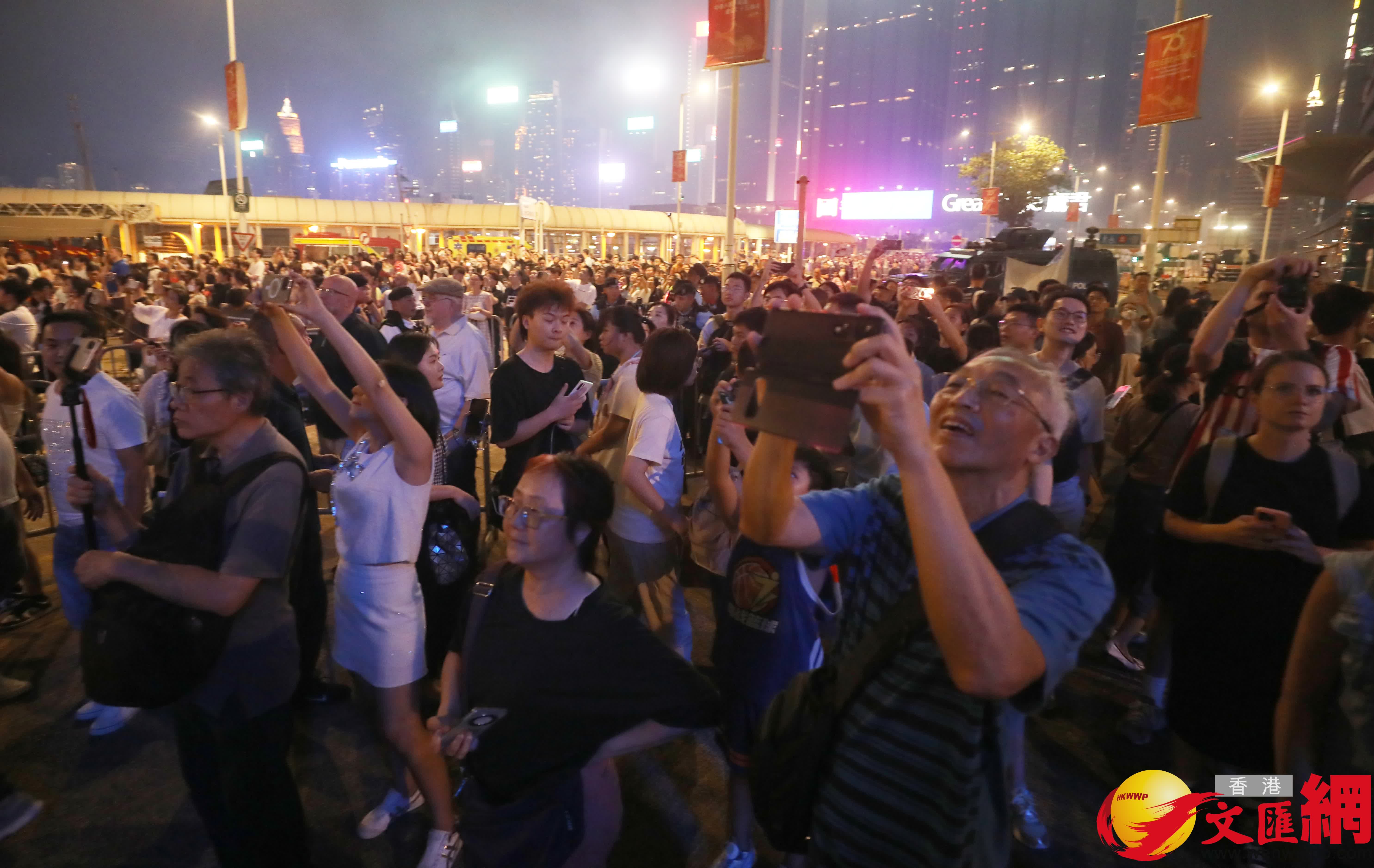 國慶煙花今晚9時在維港上演。圖為市民在拍攝煙花。（香港文匯報記者郭木又?jǐn)z）