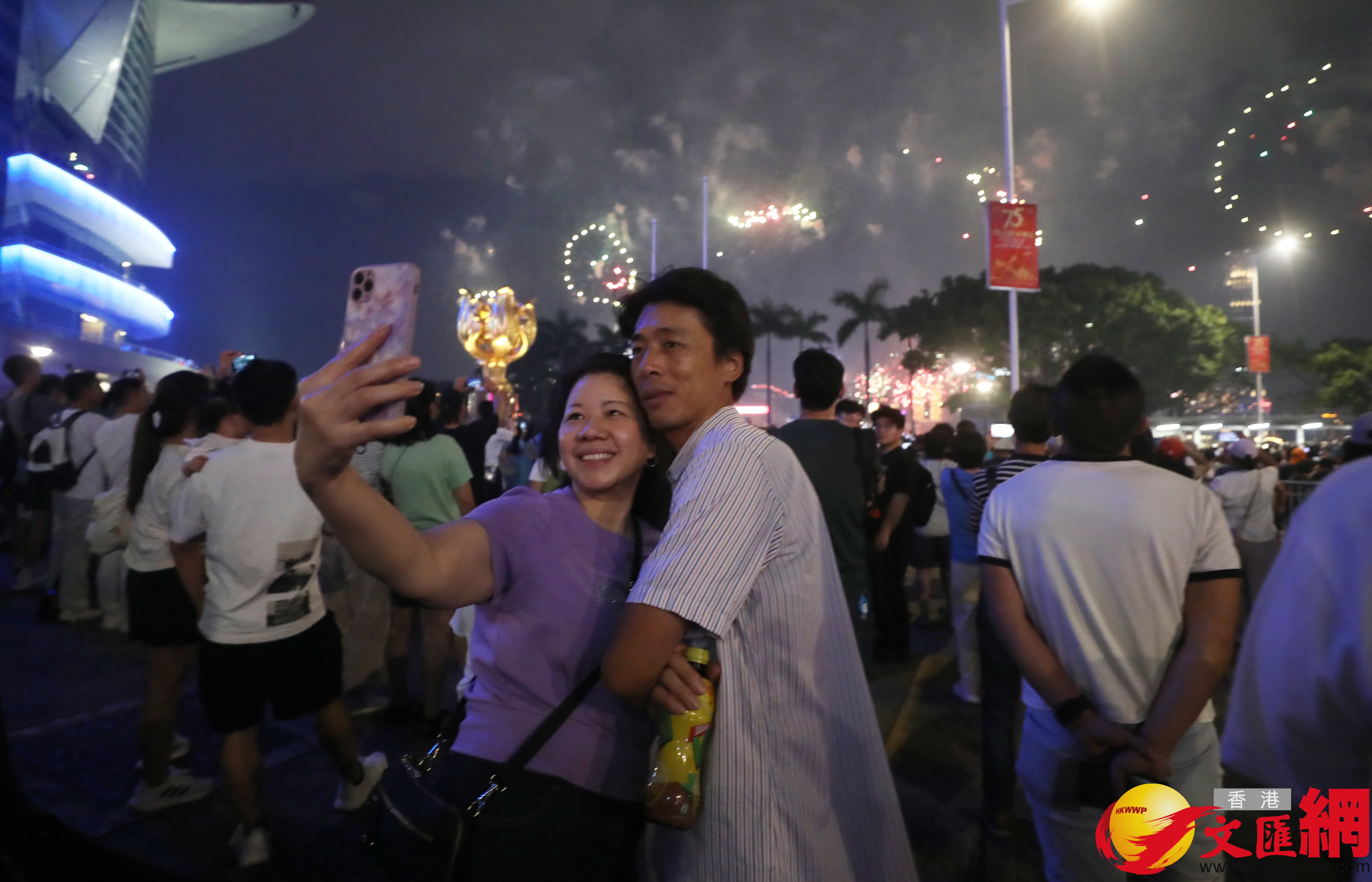 國慶煙花今晚9時在維港上演。圖為市民在留影。（香港文匯報記者郭木又?jǐn)z）