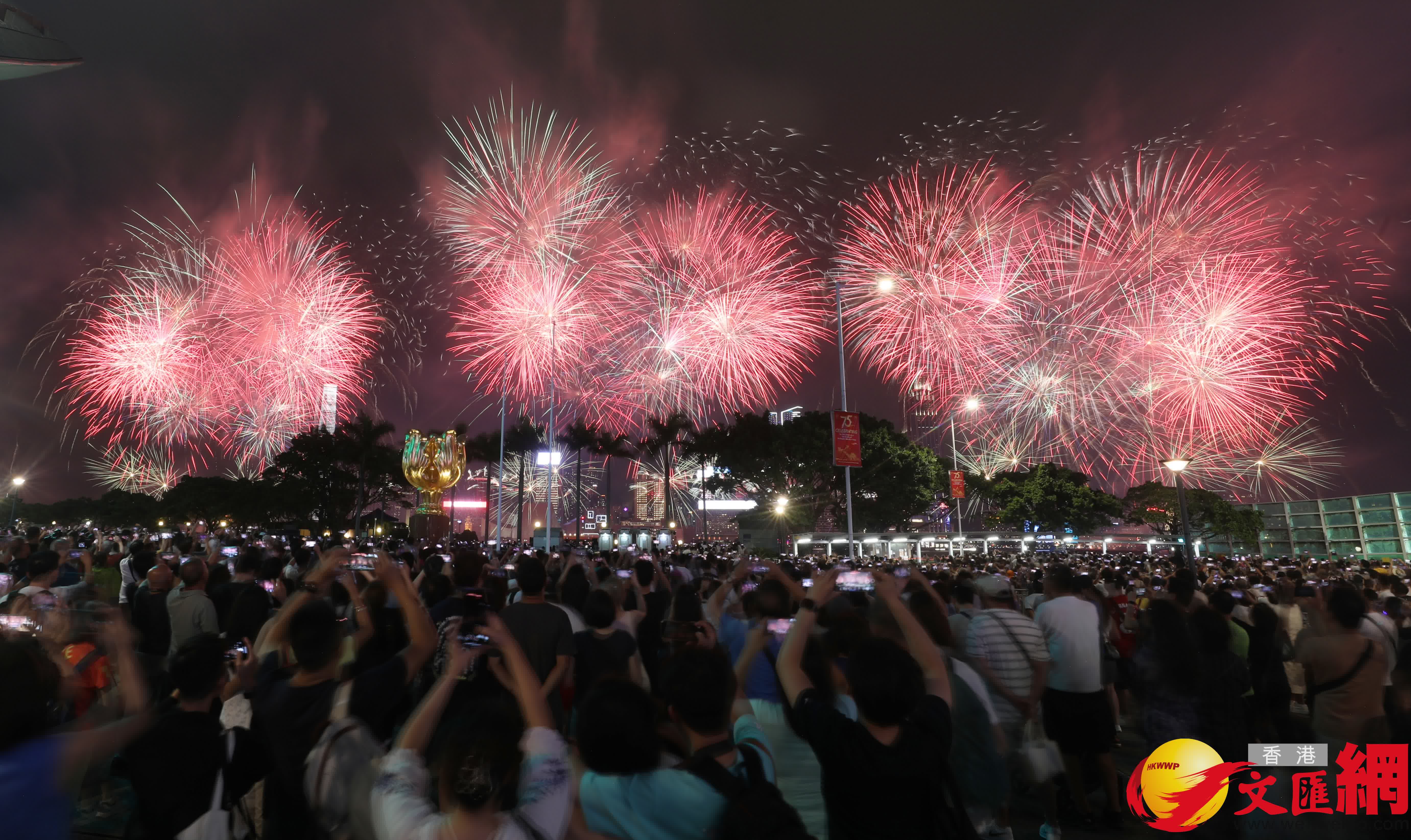 國慶煙花今晚9時在維港上演。（香港文匯報記者郭木又?jǐn)z）