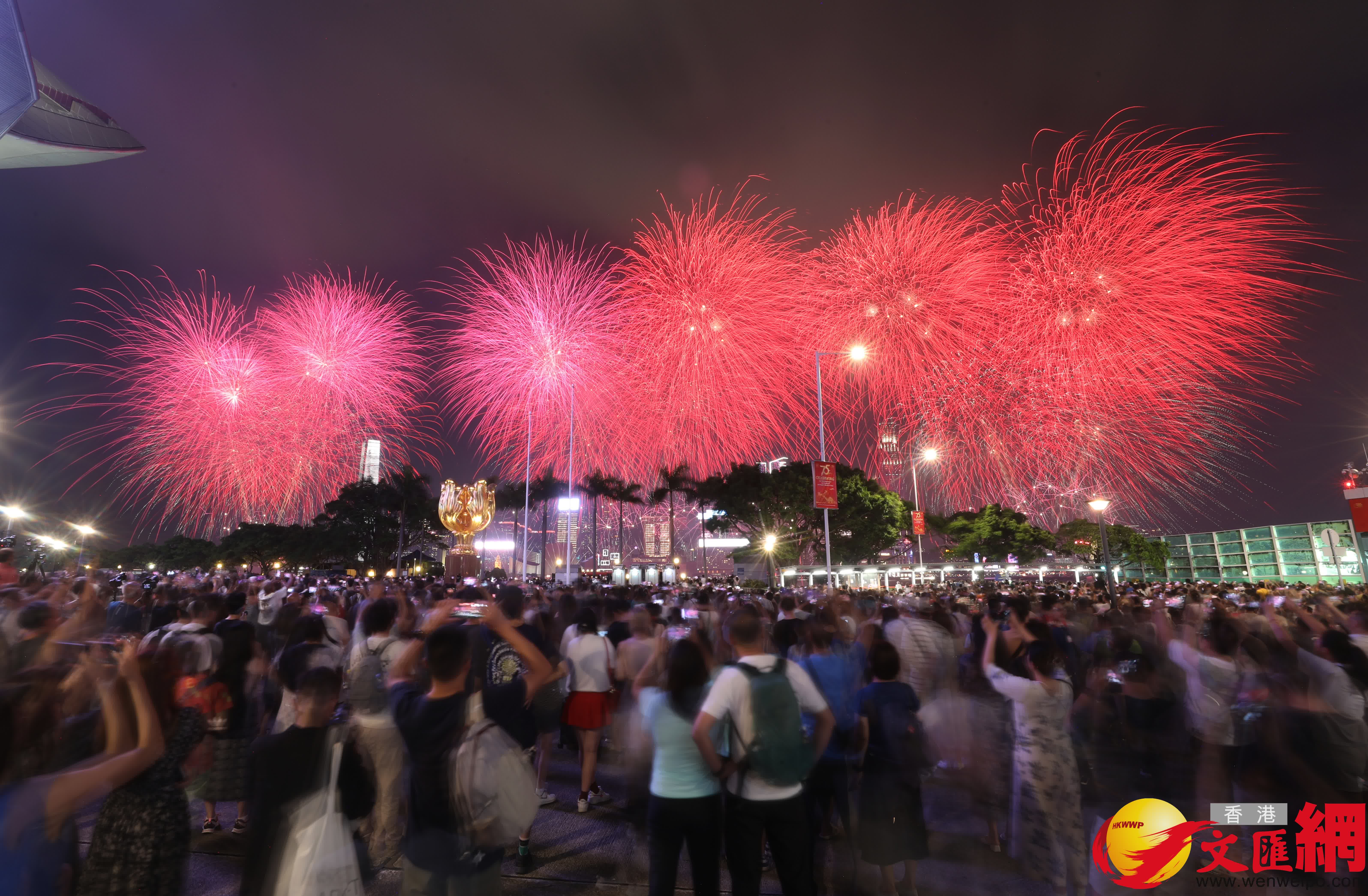 國慶煙花今晚9時在維港上演。（香港文匯報記者郭木又攝）