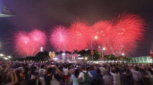 國慶煙花在維港上演