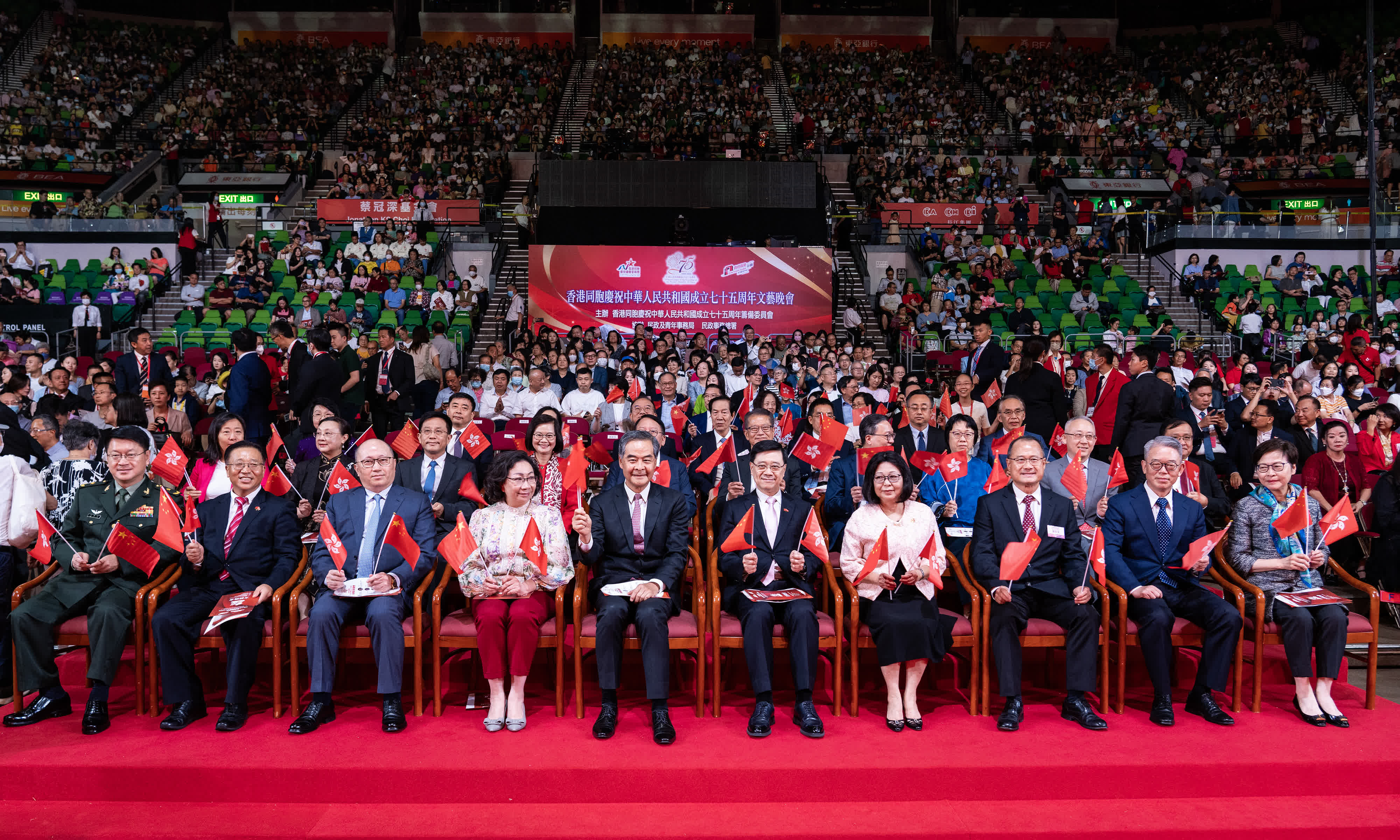 圖為香港特區行政長官李家超（右五）、全國政協副主席梁振英（左五）、中央人民政府駐香港特區聯絡辦公室主任鄭雁雄（左三）等嘉賓出席觀看演出。 中新社
 