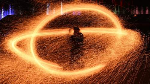 浙江杭州：非遺「炭花舞」驚艷宋城夜空