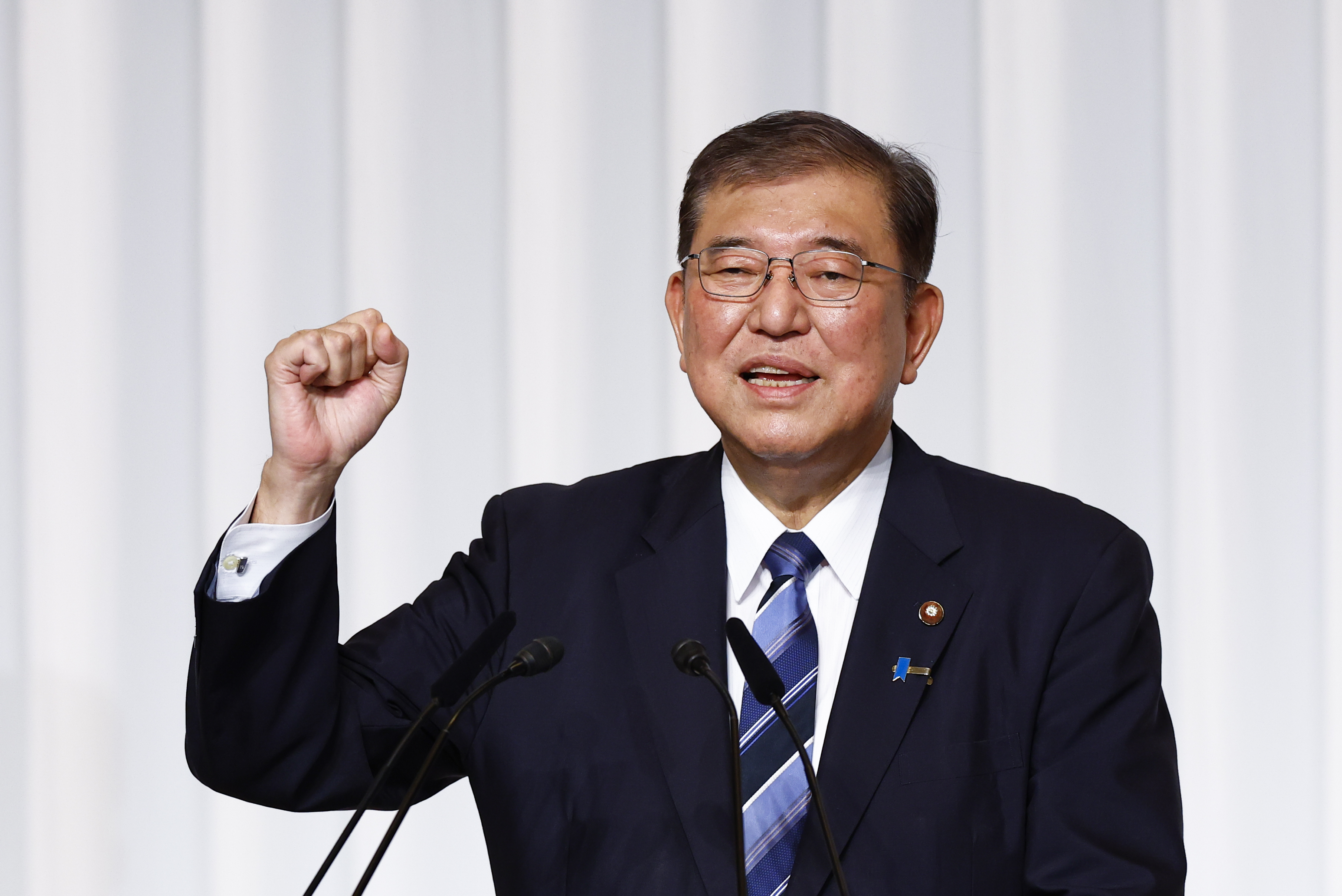 日本首相石破茂背靖國神社供奉祭品