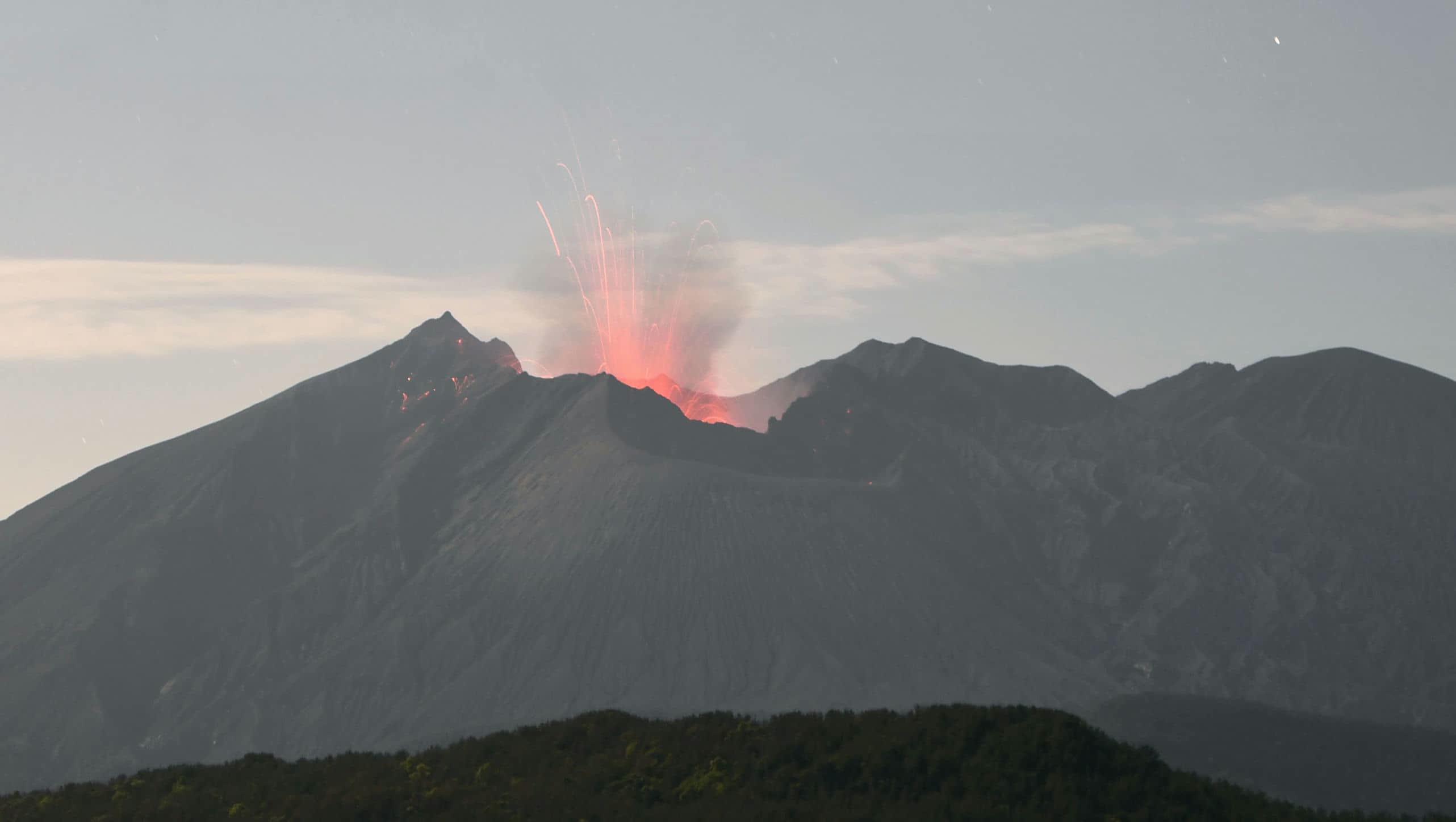 日本櫻島火山噴發　火山灰柱高達4000米