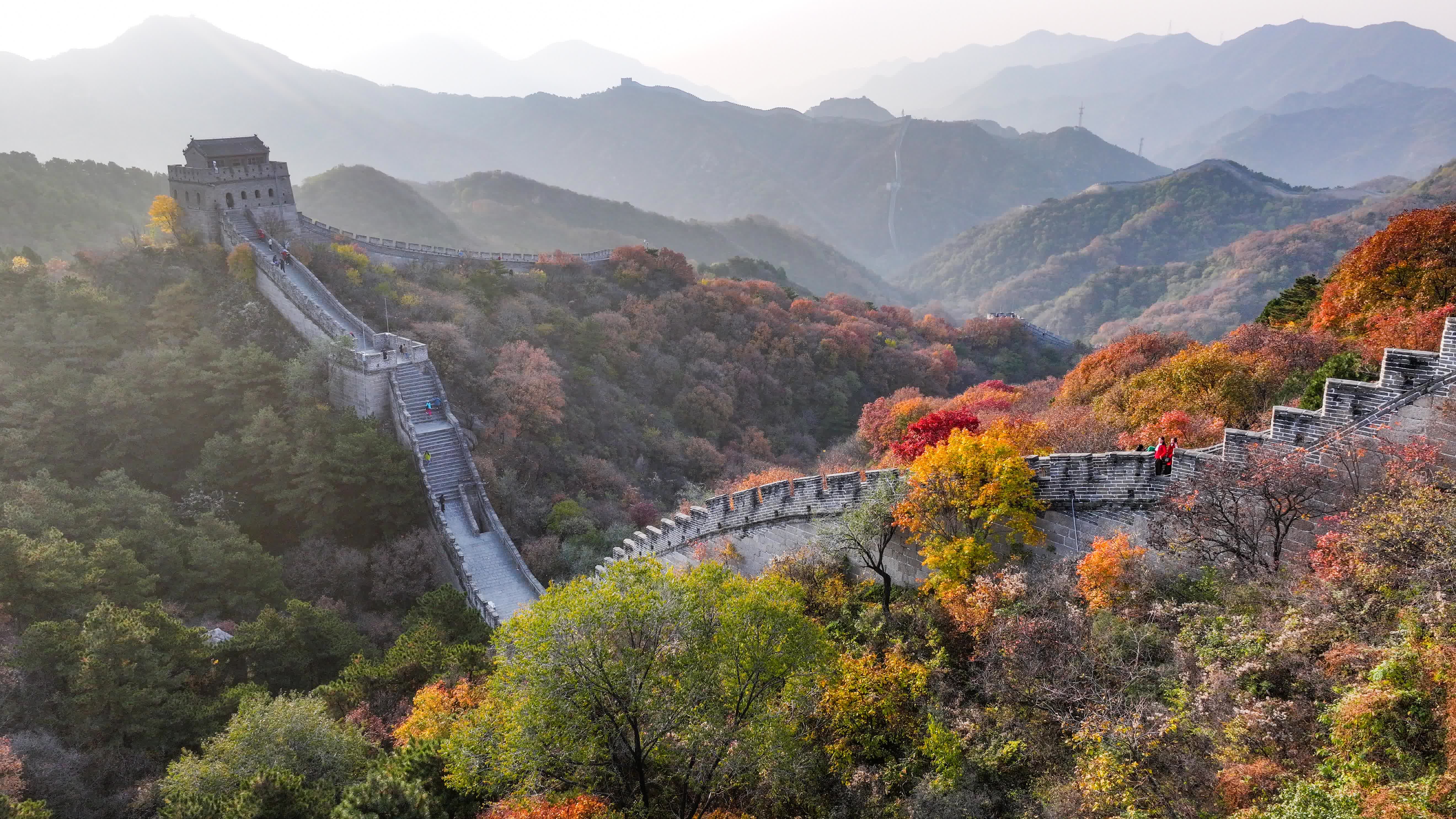 秋日早晨拍攝的八達嶺長城（無人機照片，10月29日攝）。