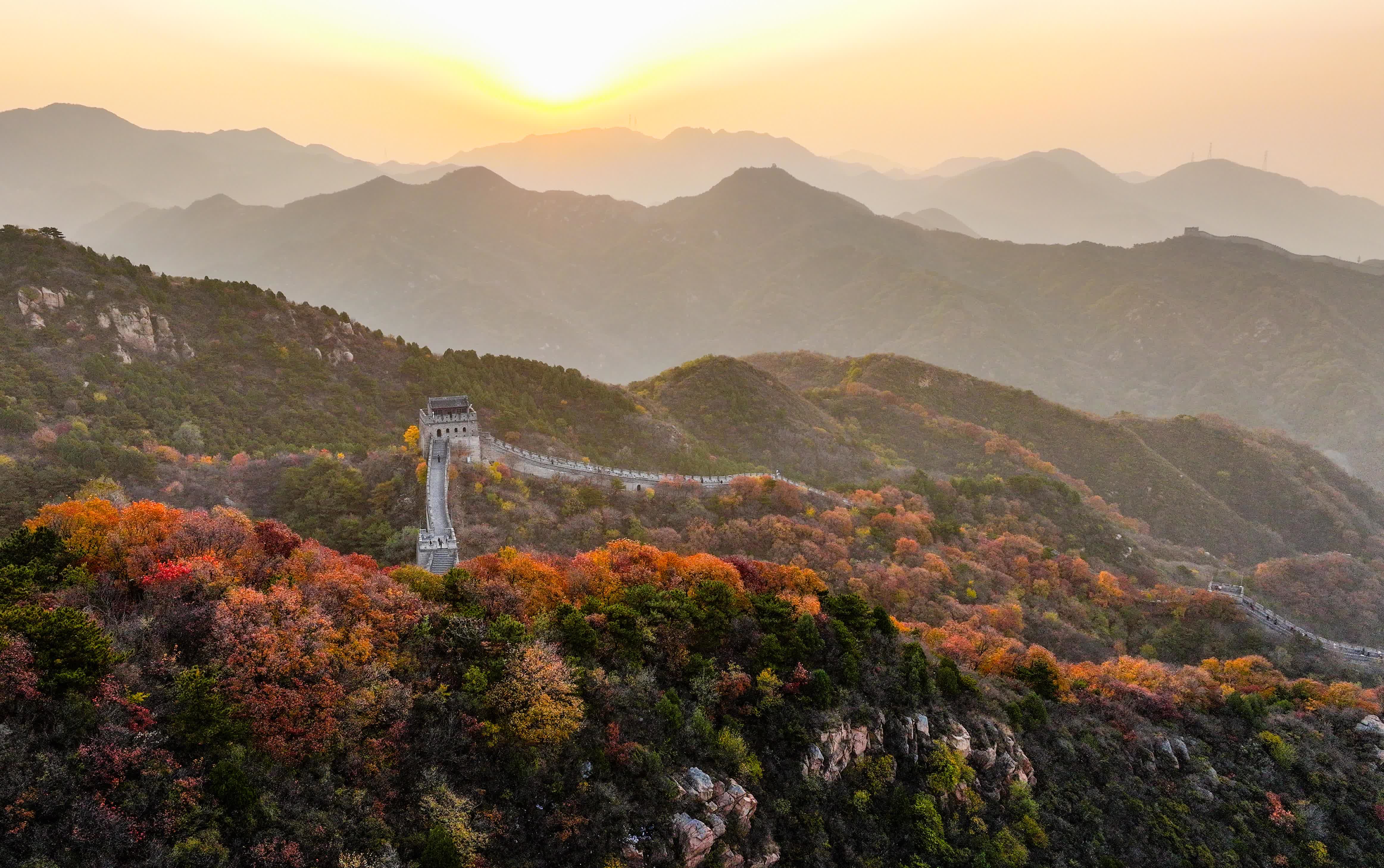 秋日早晨拍攝的八達嶺長城（無人機照片，10月29日攝）。