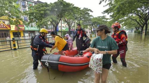 直擊海南瓊海城區內澇：消防轉移受困民眾